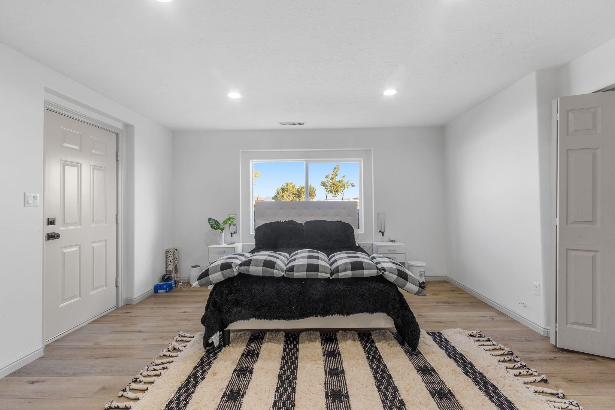 Parowan, Utah, 84761, United States, 6 Bedrooms Bedrooms, ,5 BathroomsBathrooms,Residential,For Sale,1995430