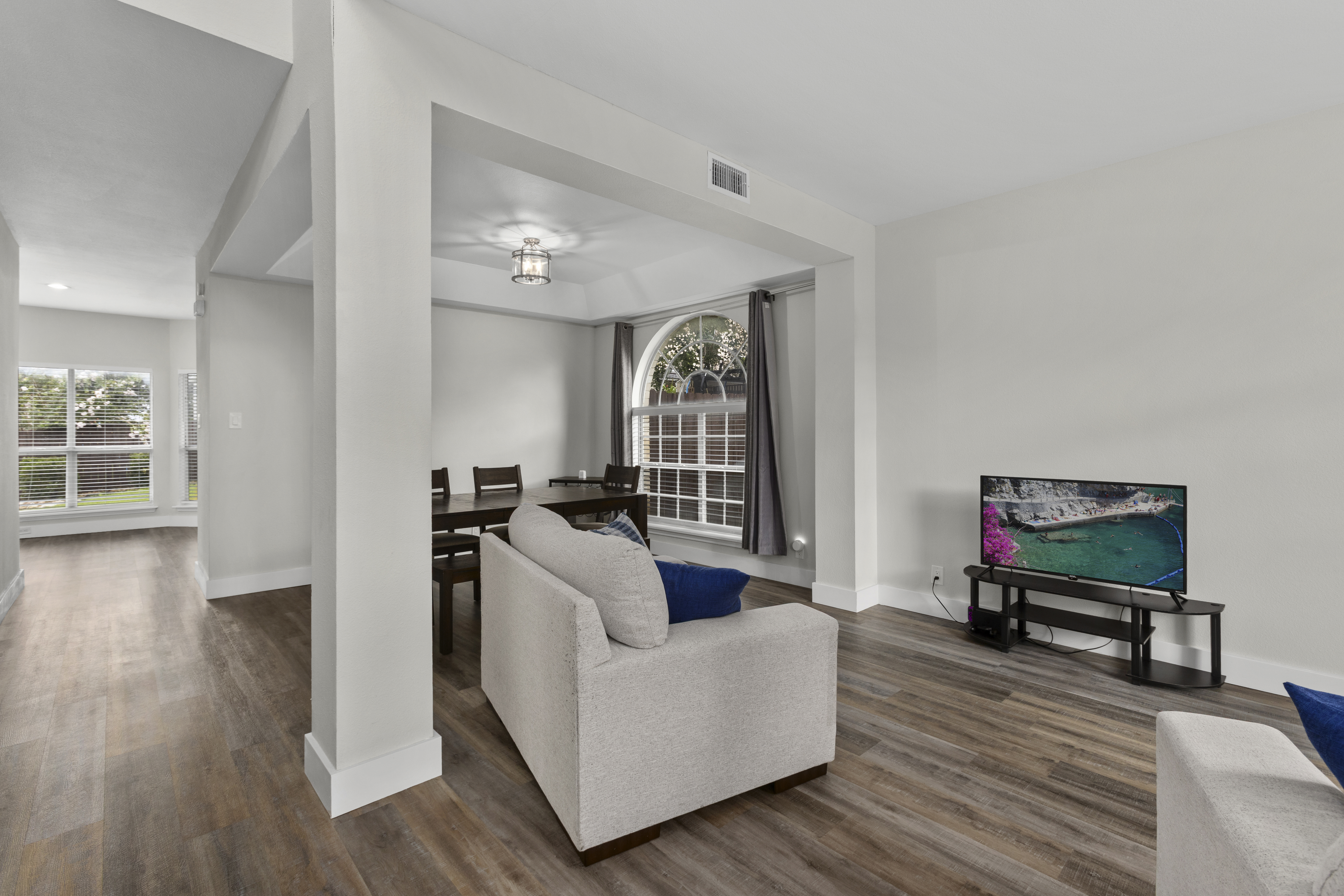  Modern Updates and Generous Living Spaces - 物件實景
