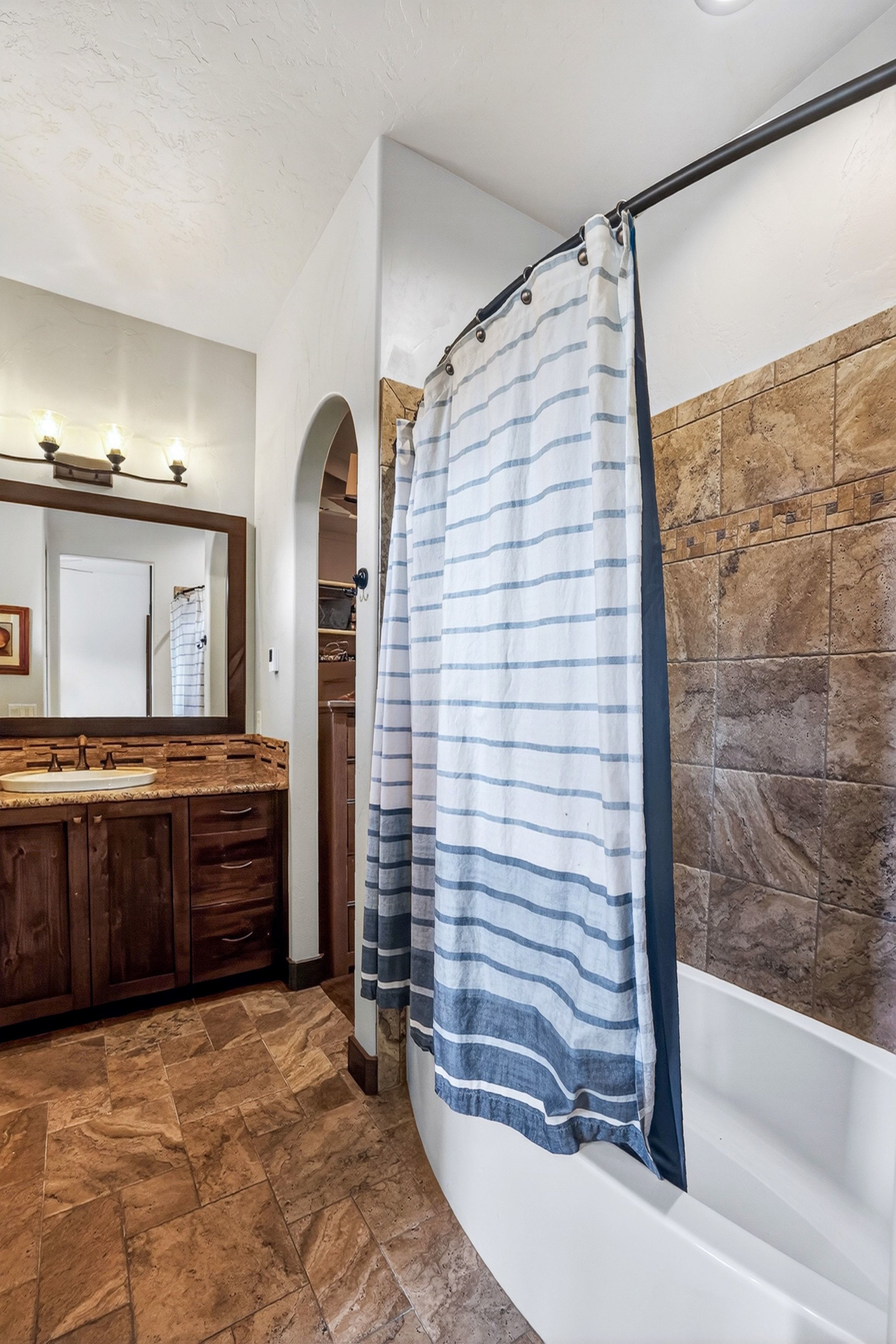  Stunning Home with Payette River Frontage on 2.66 Acres in McCall, Idaho - 物件實景