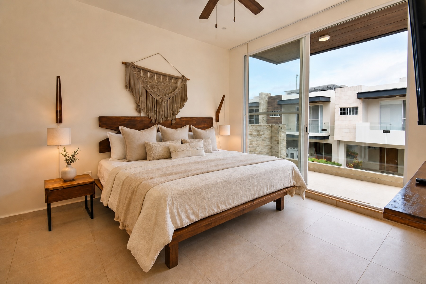  Modern Three-Bedroom Home in Selvanova Coto 3B - 物件實景