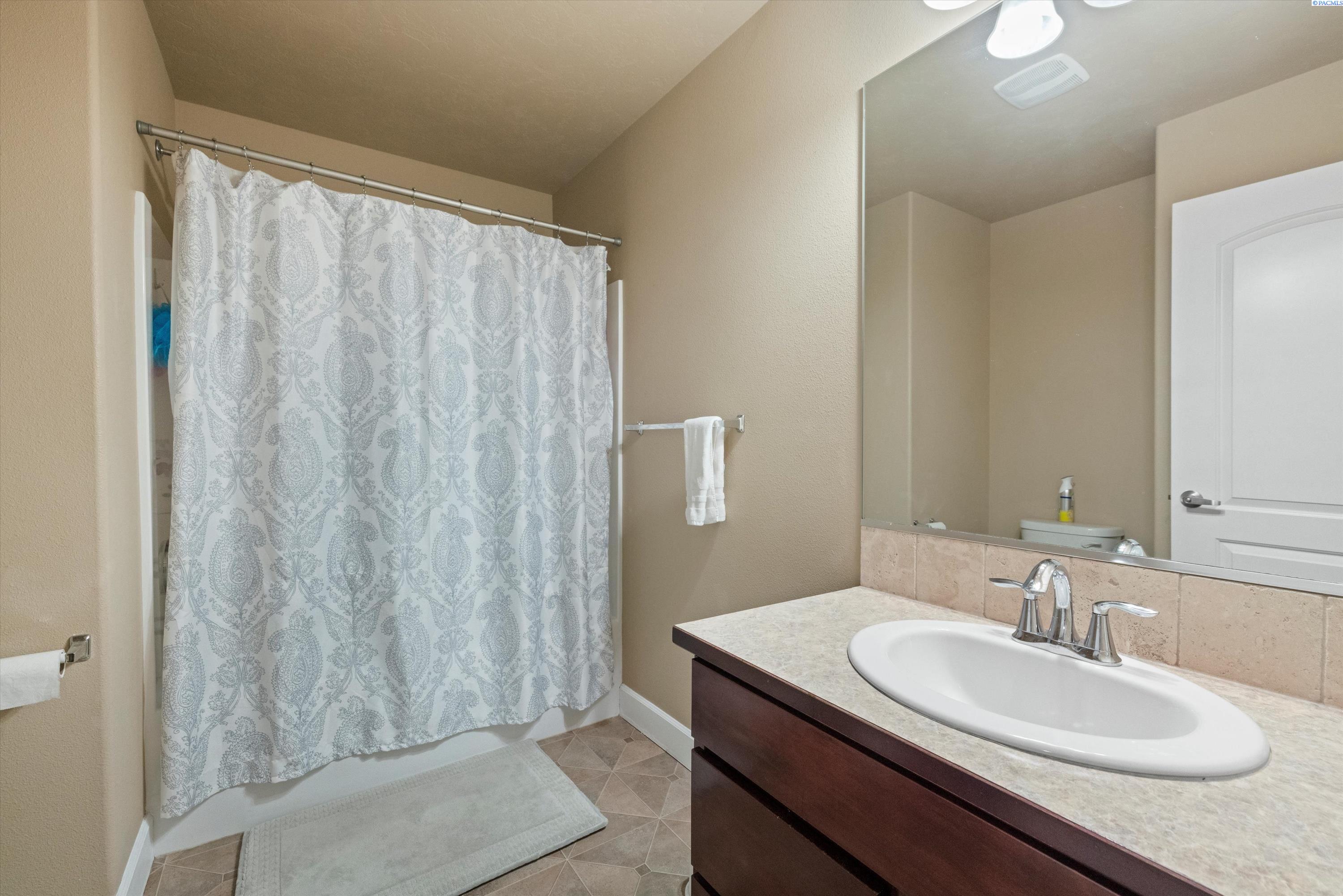 Pasco, Washington, 99301, United States, 6 Bedrooms Bedrooms, ,3 BathroomsBathrooms,Residential,For Sale,1705184