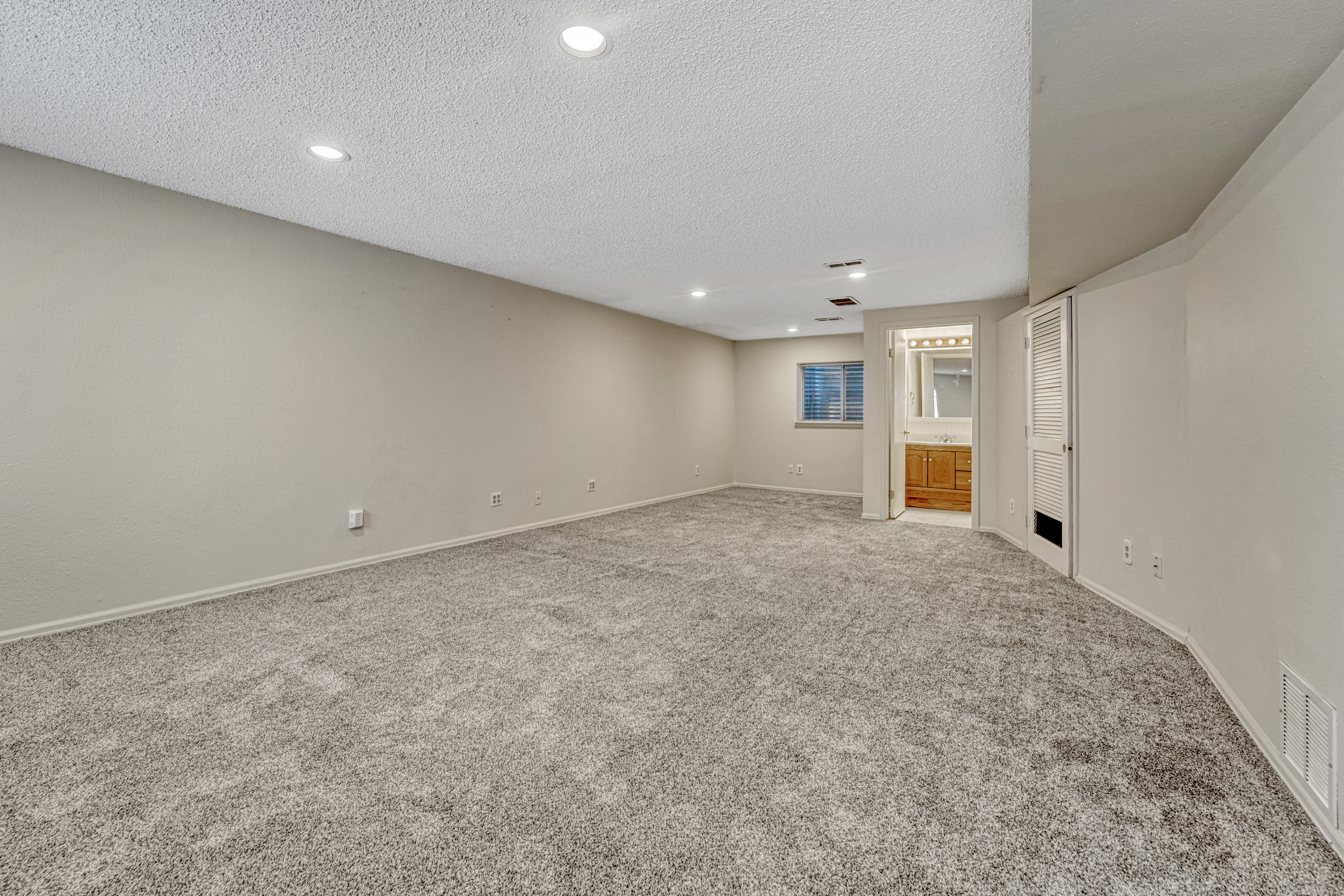  Hardwood Flooring and Mountain Views in 80919 - 物件實景