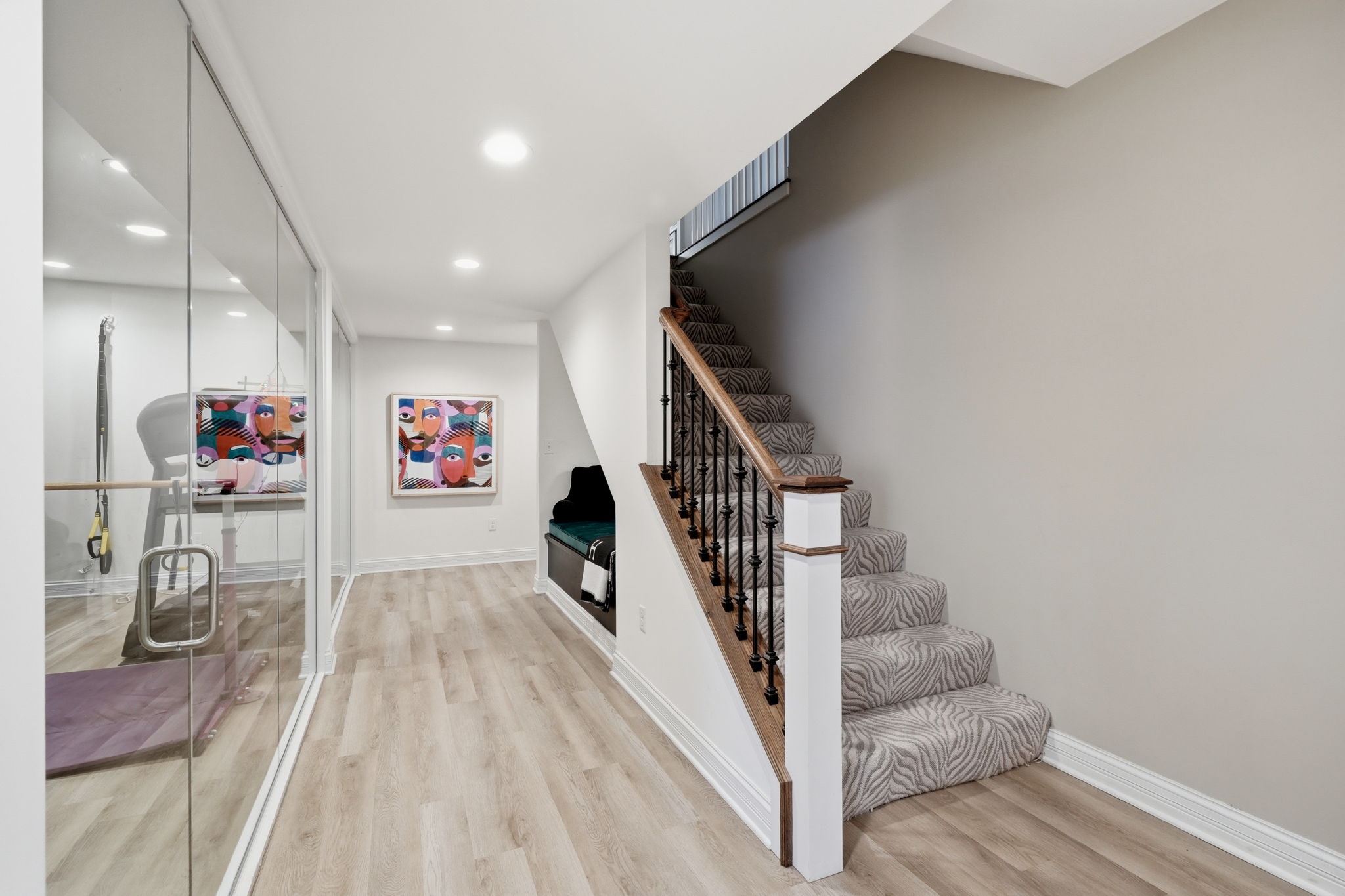 The exterior makes a strong first impression with gorgeous curb appeal... - 物件實景