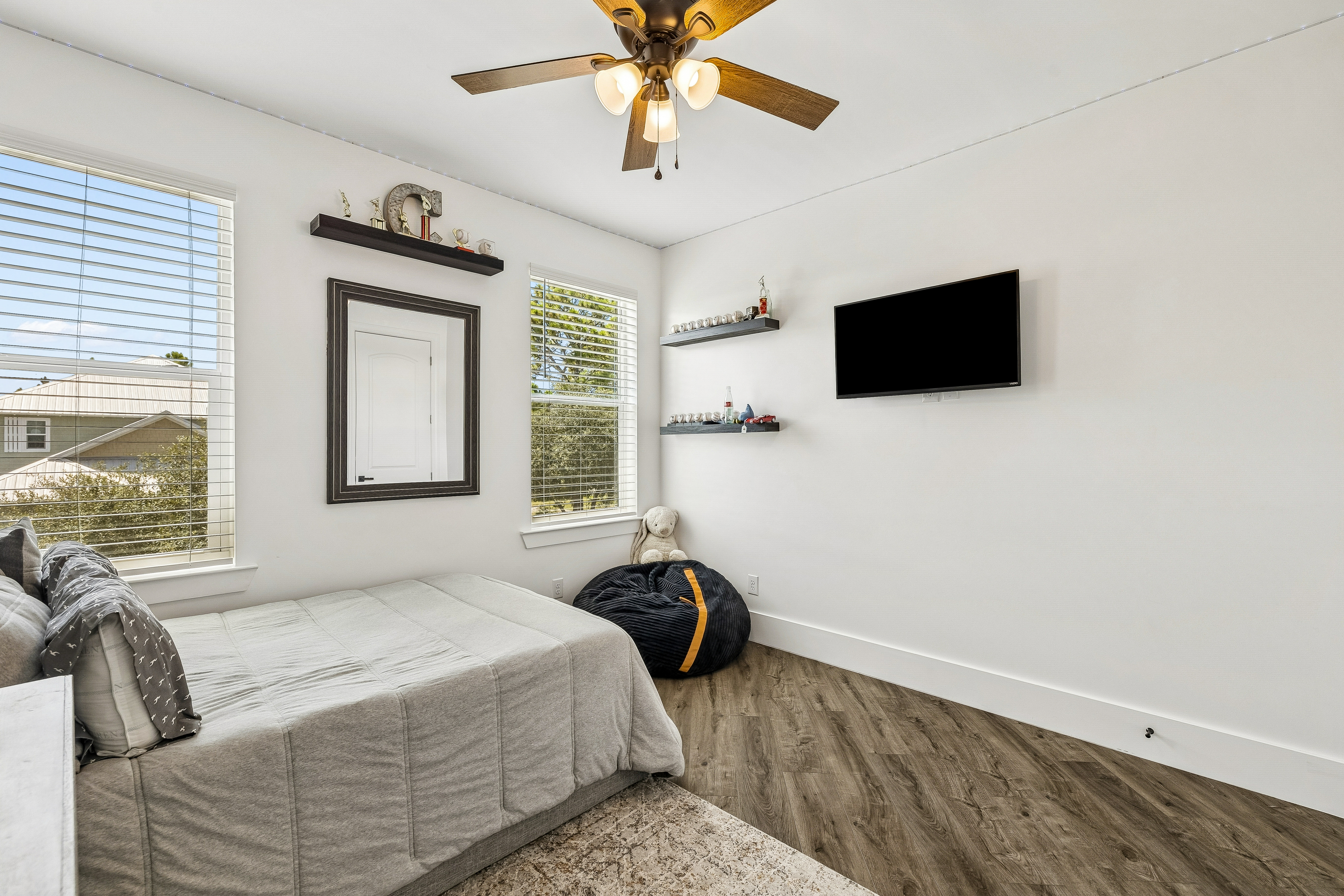  Spacious Newer-Build Home With Wraparound Porch On Gated Community Corner Lot - 物件實景