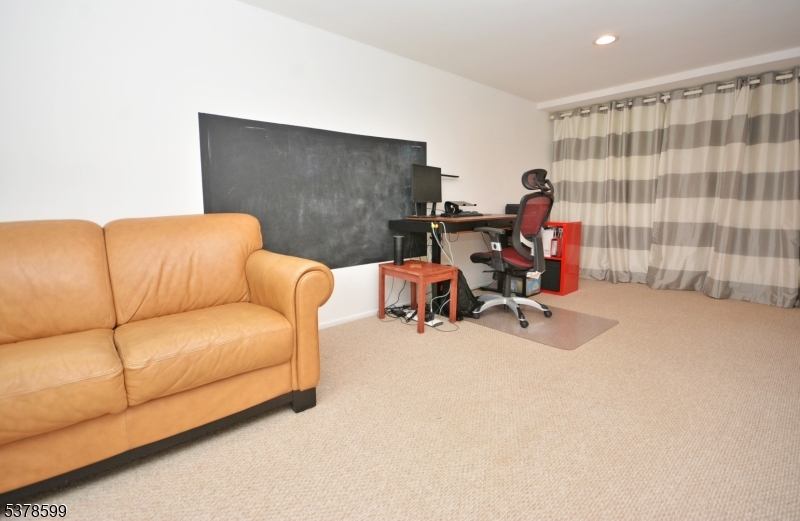 Bedminster Twp., New Jersey, 07921, United States, 3 Bedrooms Bedrooms, ,4 BathroomsBathrooms,Residential,For Sale,1989637