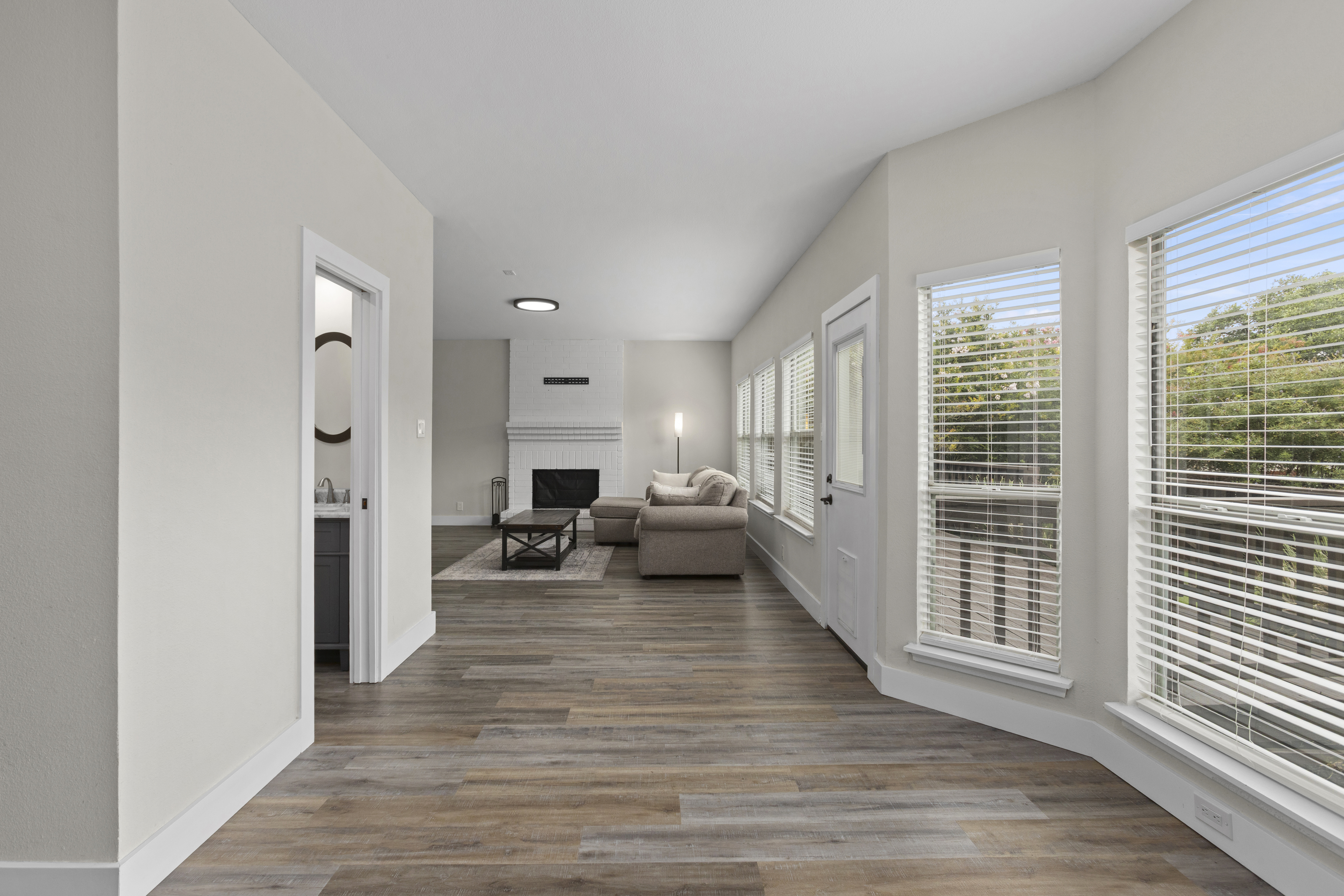  Modern Updates and Generous Living Spaces - 物件實景
