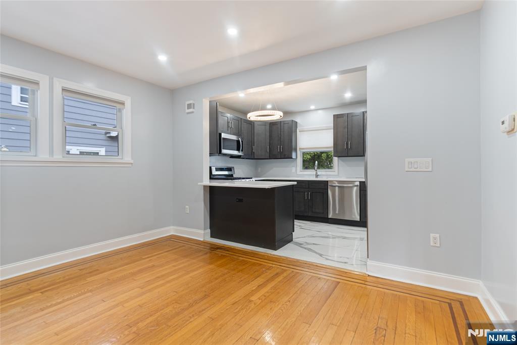 Teaneck, New Jersey, 07666, United States, 3 Bedrooms Bedrooms, ,2 BathroomsBathrooms,Residential,For Sale,1987513