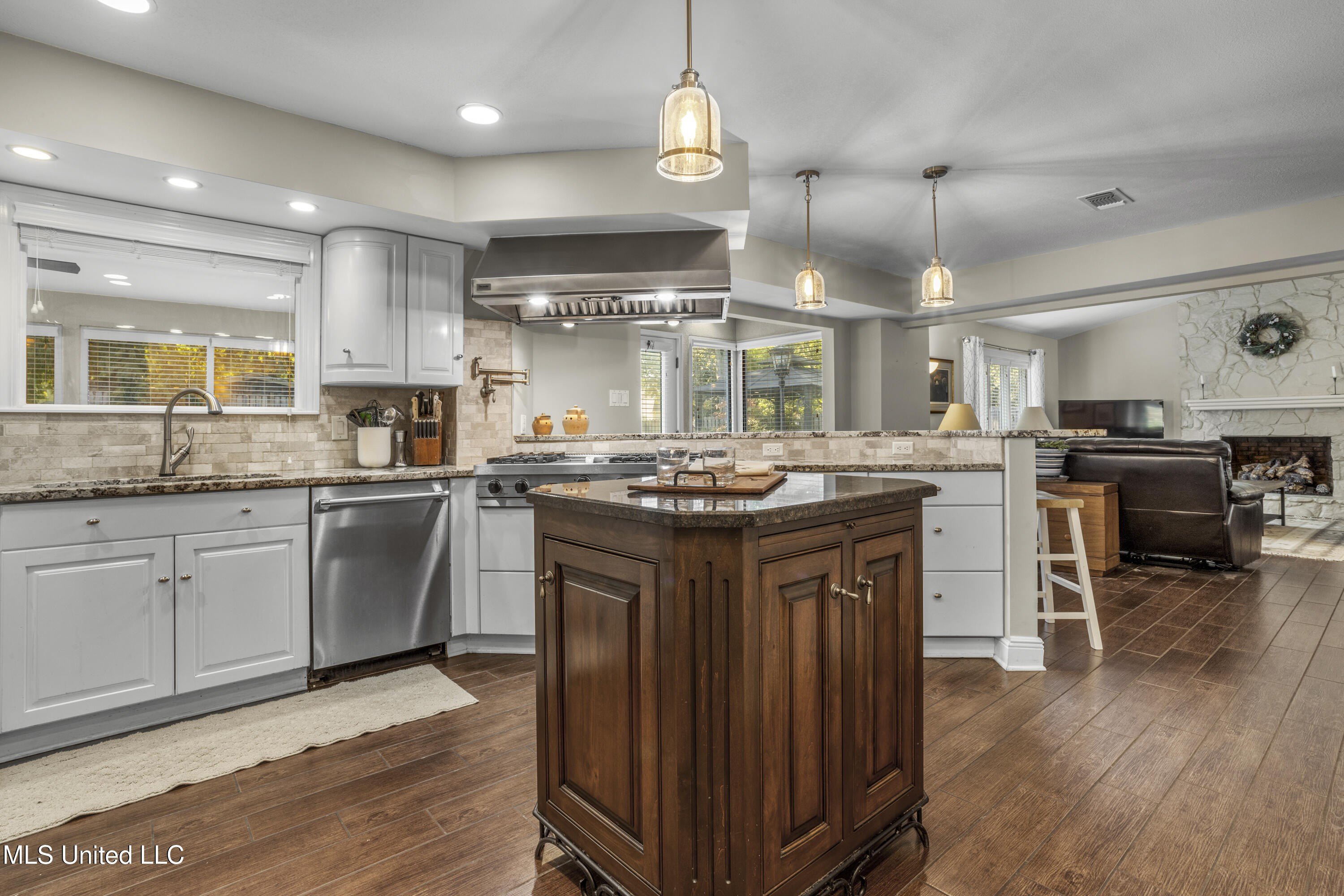 Gulfport, Mississippi, 39507, United States, 4 Bedrooms Bedrooms, ,4 BathroomsBathrooms,Residential,For Sale,1974539