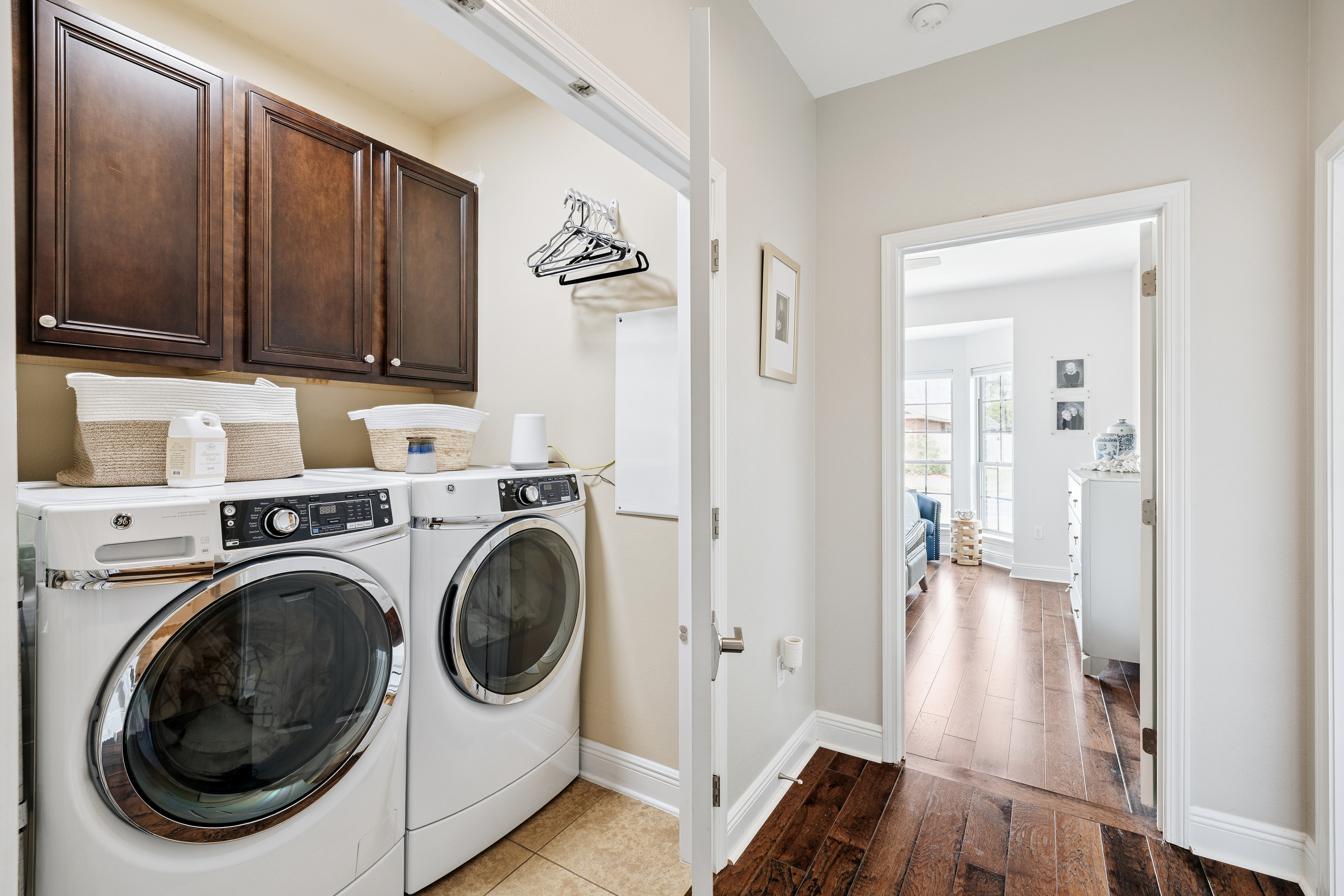  Immaculate, Spacious Single-Level Living Home with Screened Outdoor Living - 物件實景