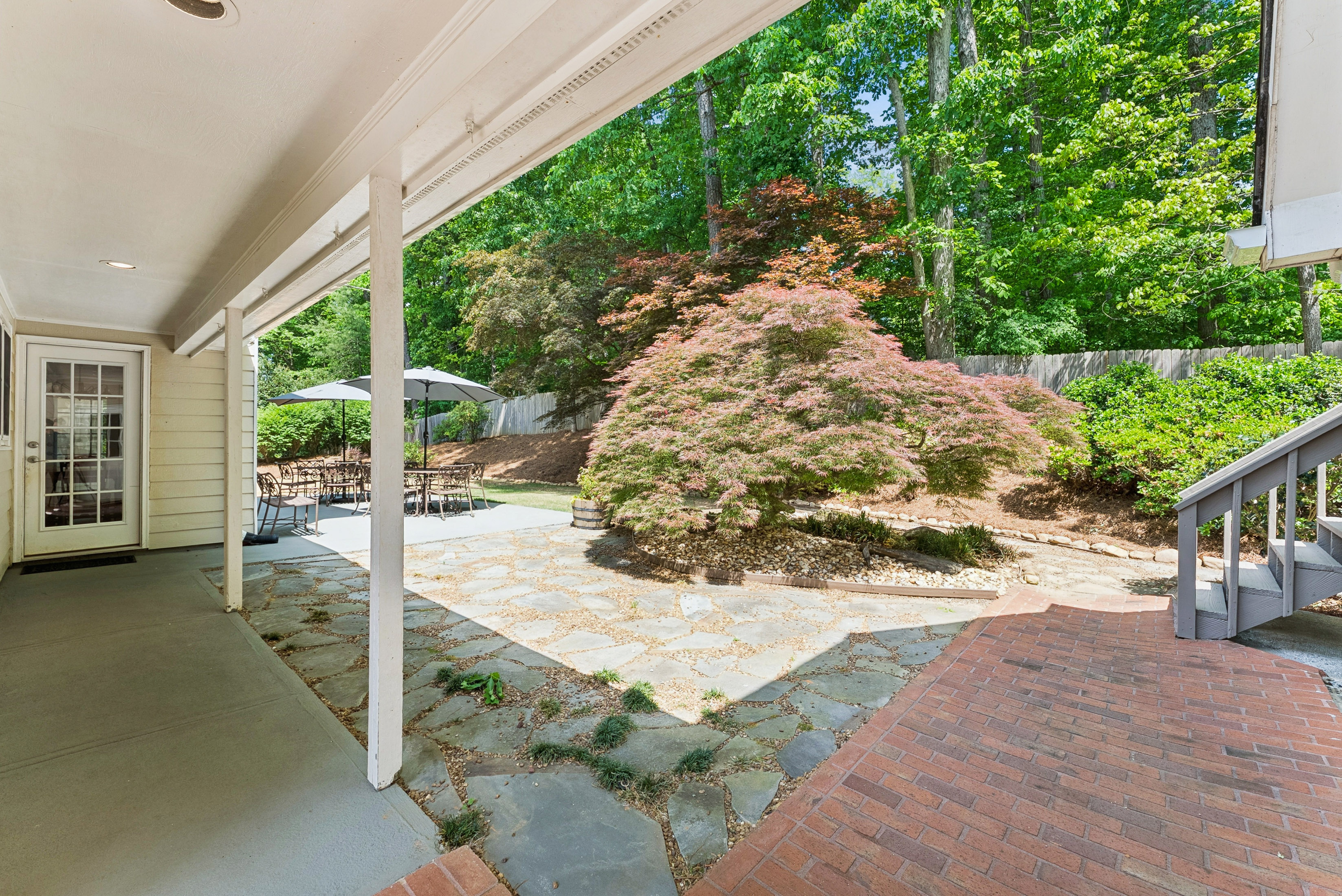  Stately Brick-front Home Offers Timeless Curb Appeal - 物件實景