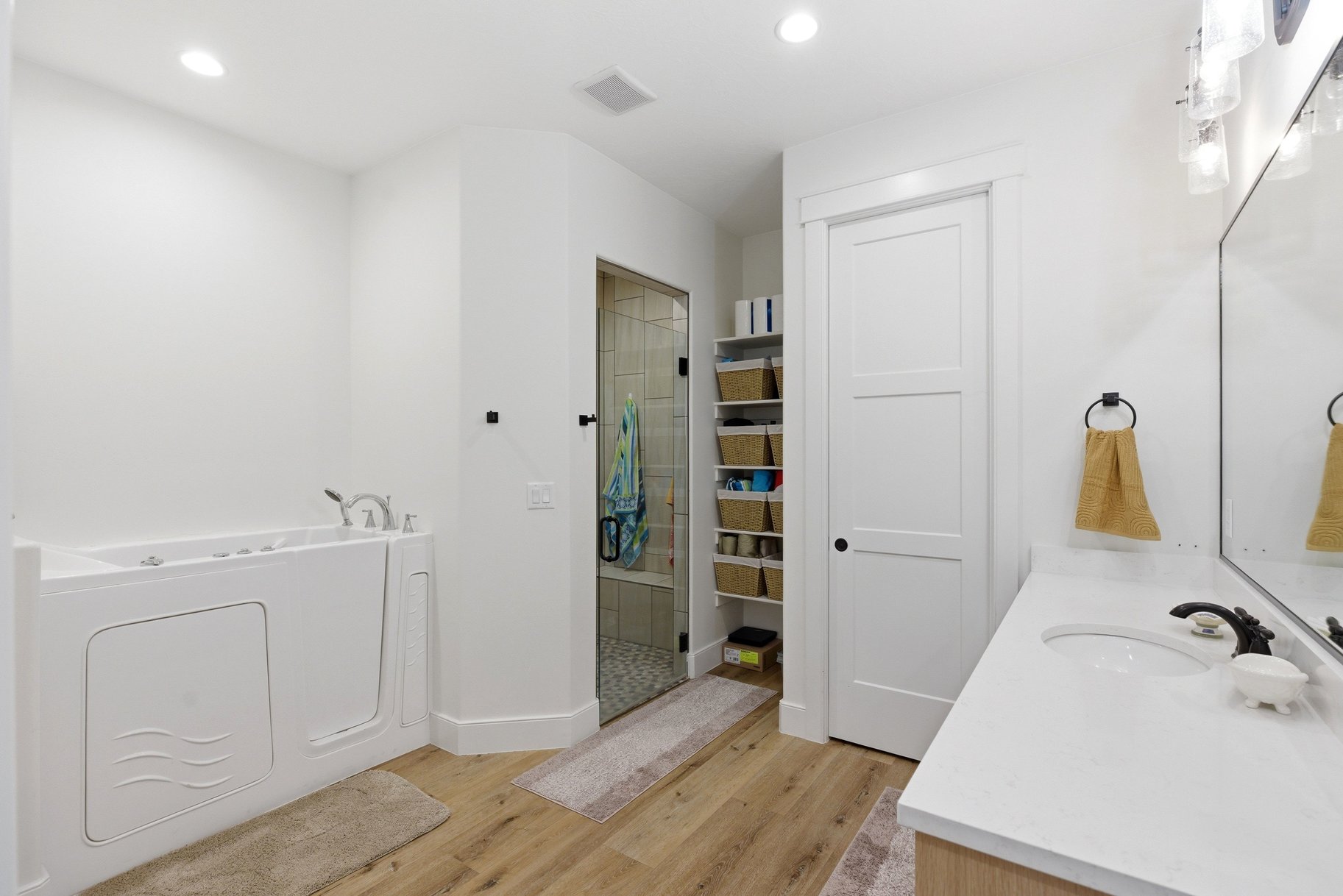  5 Acres • Two Homes In One • Horse Property With Flexible Living Options - 物件實景