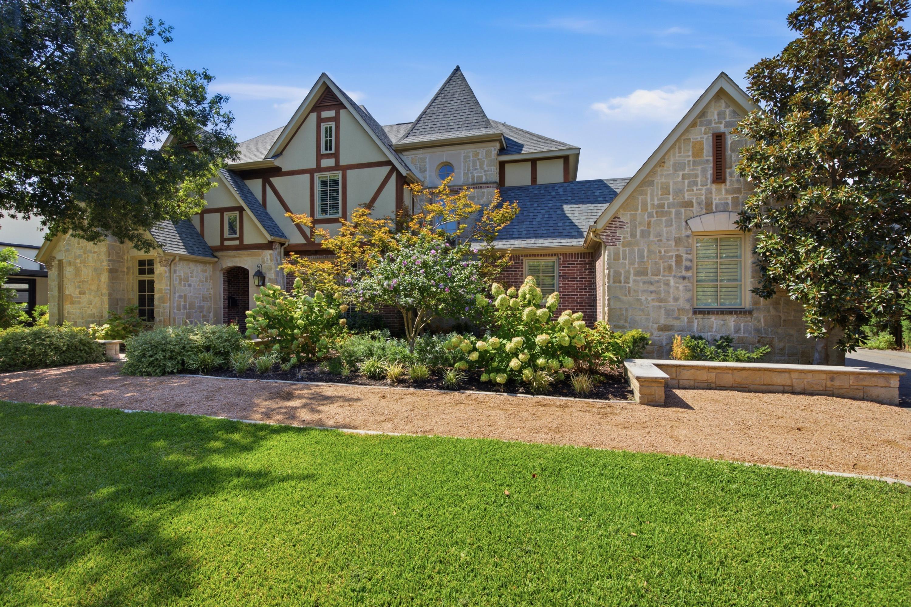  Preston Hollow Home with Pool, Primary Suite Down, 3-Car Garage & Solar - 物件實景