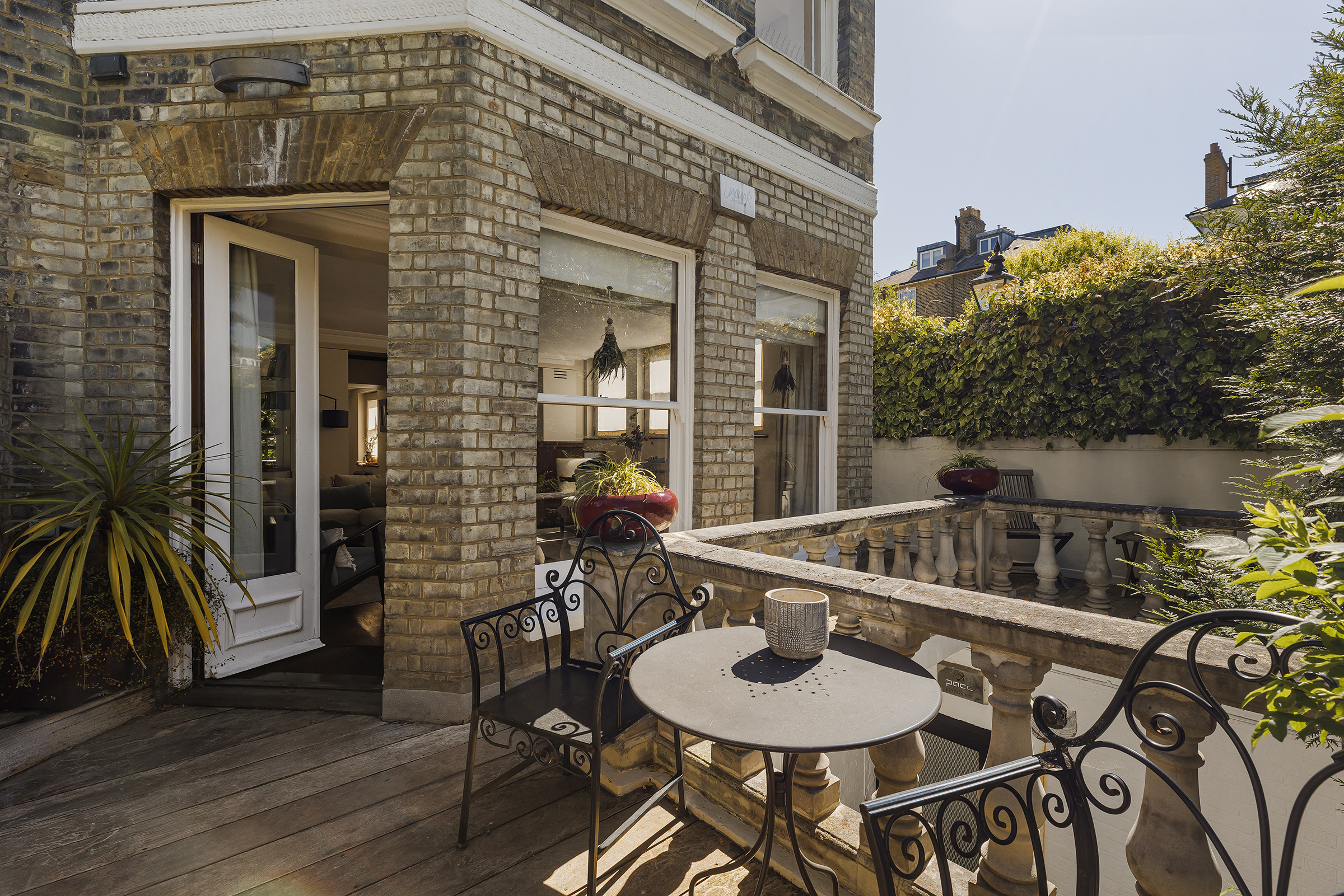  A Raised Ground Floor Apartment with a South-West Facing Garden and Garage - 物件實景