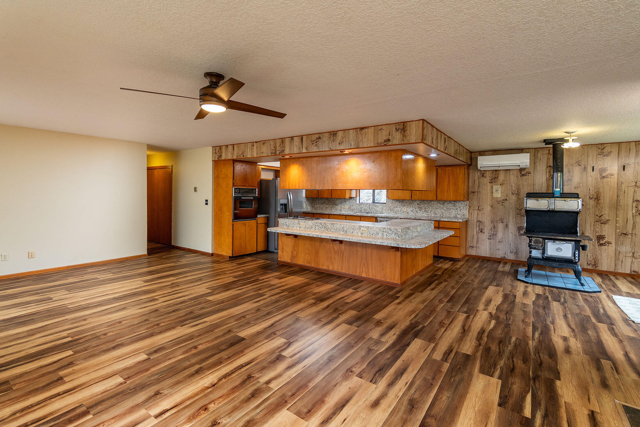 Mitchell, Oregon, 97750, United States, 3 Bedrooms Bedrooms, ,2 BathroomsBathrooms,Residential,For Sale,1965527