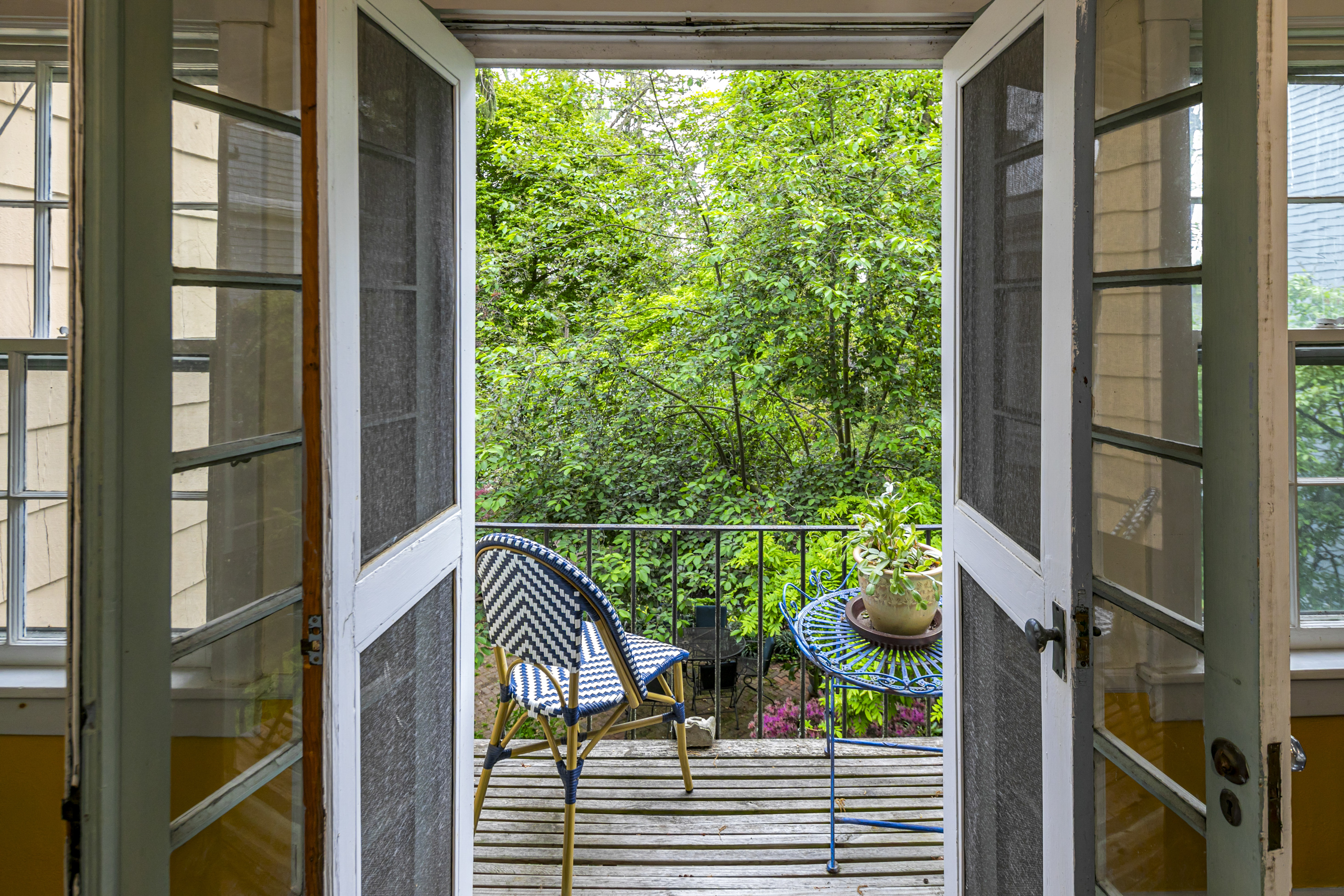  Storybook Princeton Home With Garden, Ponds, Parking, and In-town Location - 物件實景