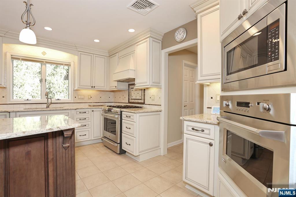 Paramus, New Jersey, 07652, United States, 5 Bedrooms Bedrooms, ,4 BathroomsBathrooms,Residential,For Sale,2001740