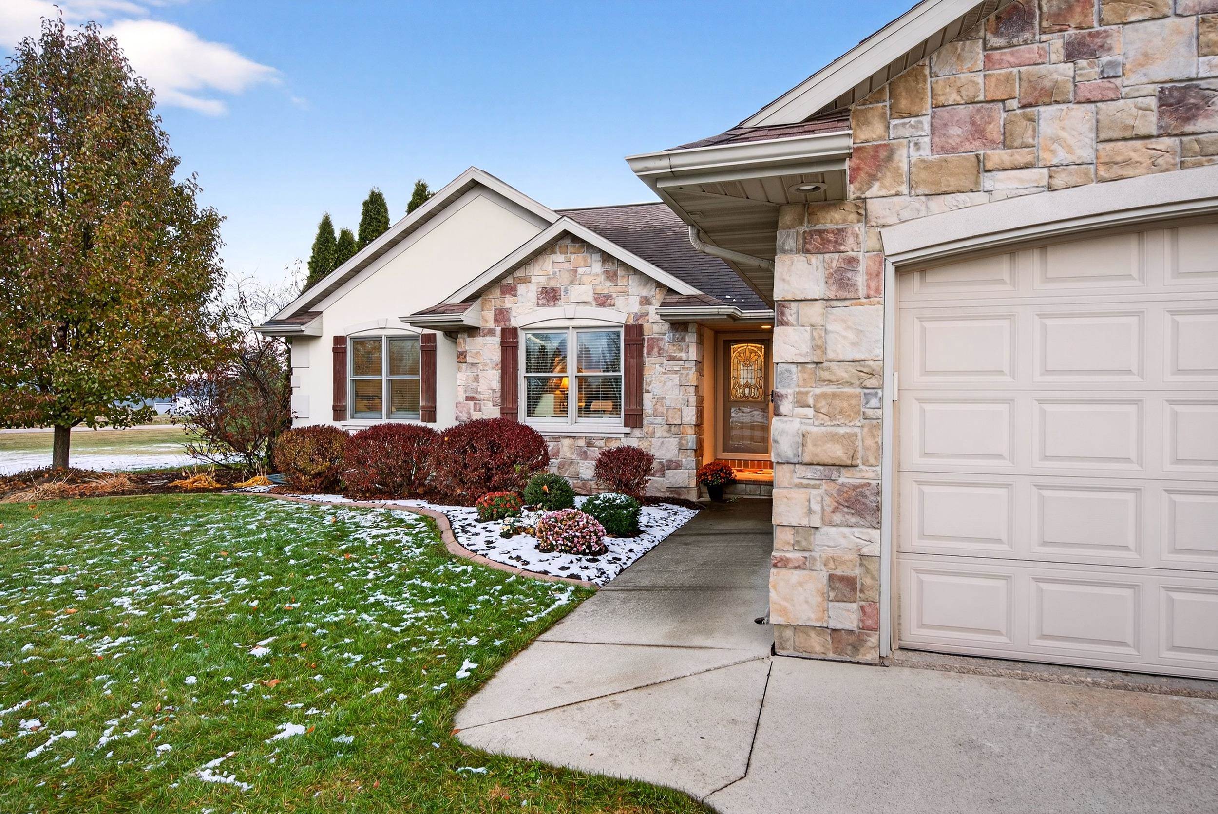 Neenah, Wisconsin, 54956, United States, 4 Bedrooms Bedrooms, ,4 BathroomsBathrooms,Residential,For Sale,1996384