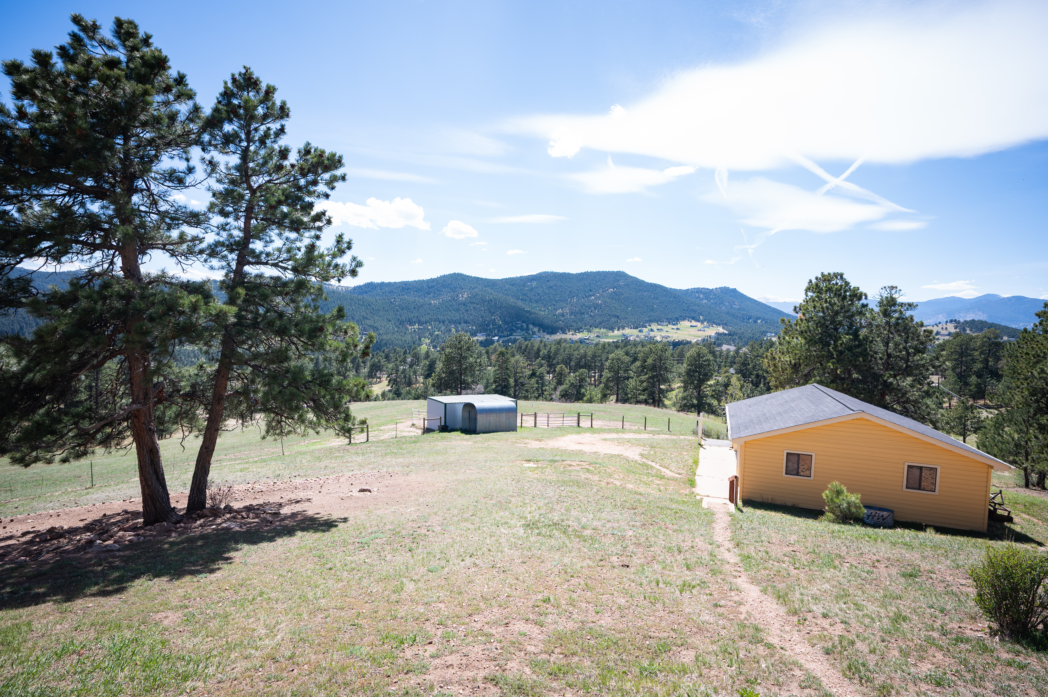  Tucked into the Foothills of the Rocky Mountains your majestic paradise awaits - 物件實景