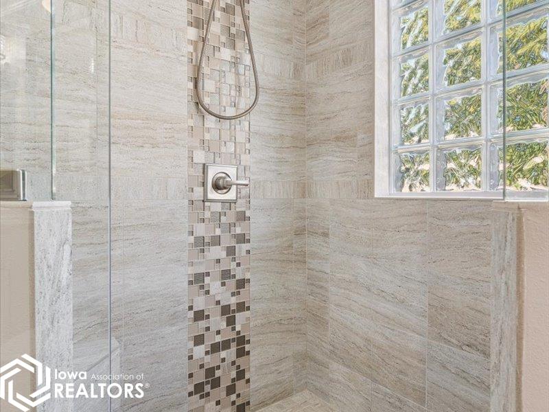 Burlington, Iowa, 52601, United States, 3 Bedrooms Bedrooms, ,3 BathroomsBathrooms,Residential,For Sale,1980074