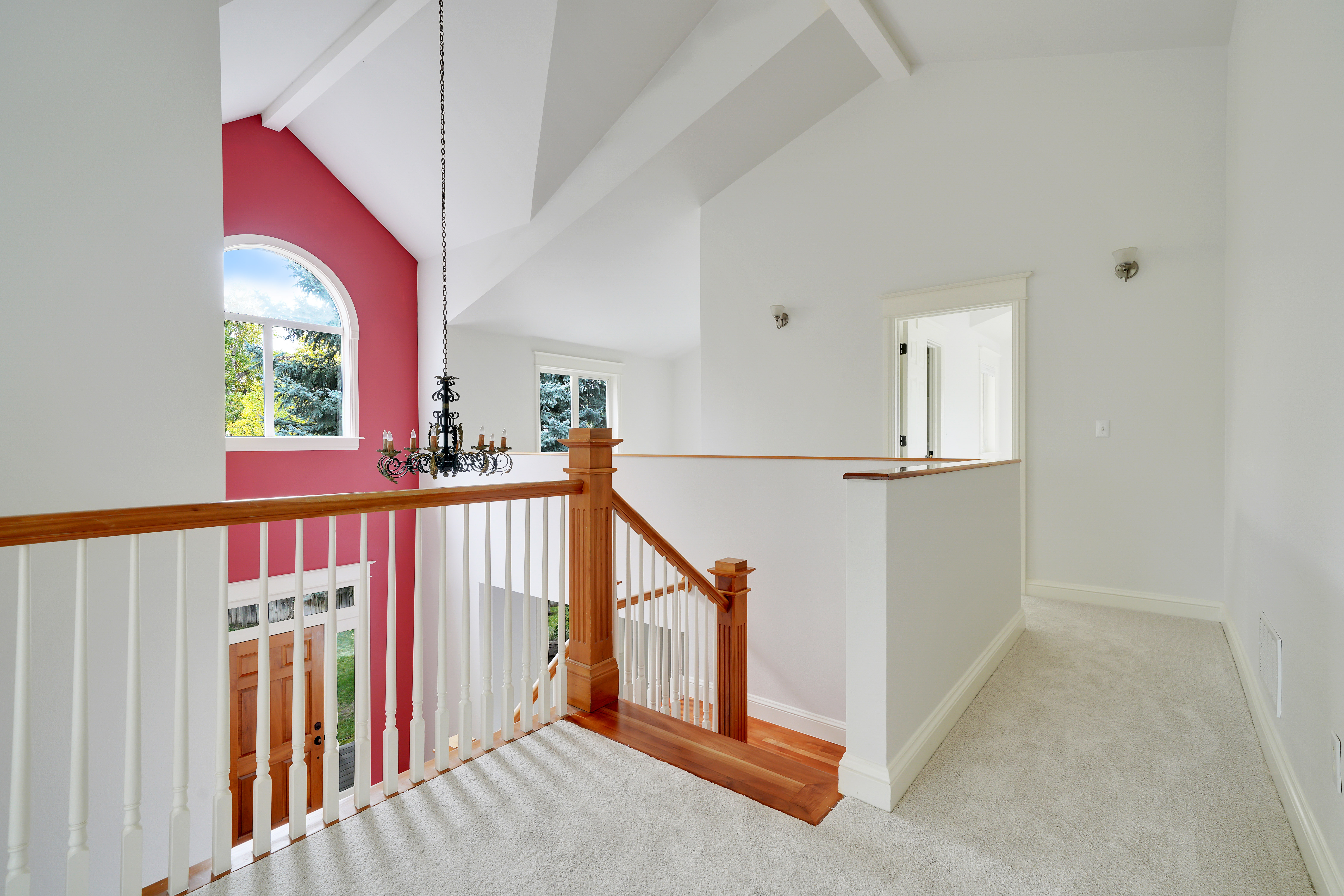  Custom Home with Vaulted Ceilings, Sauna and Wine Storage - 物件實景