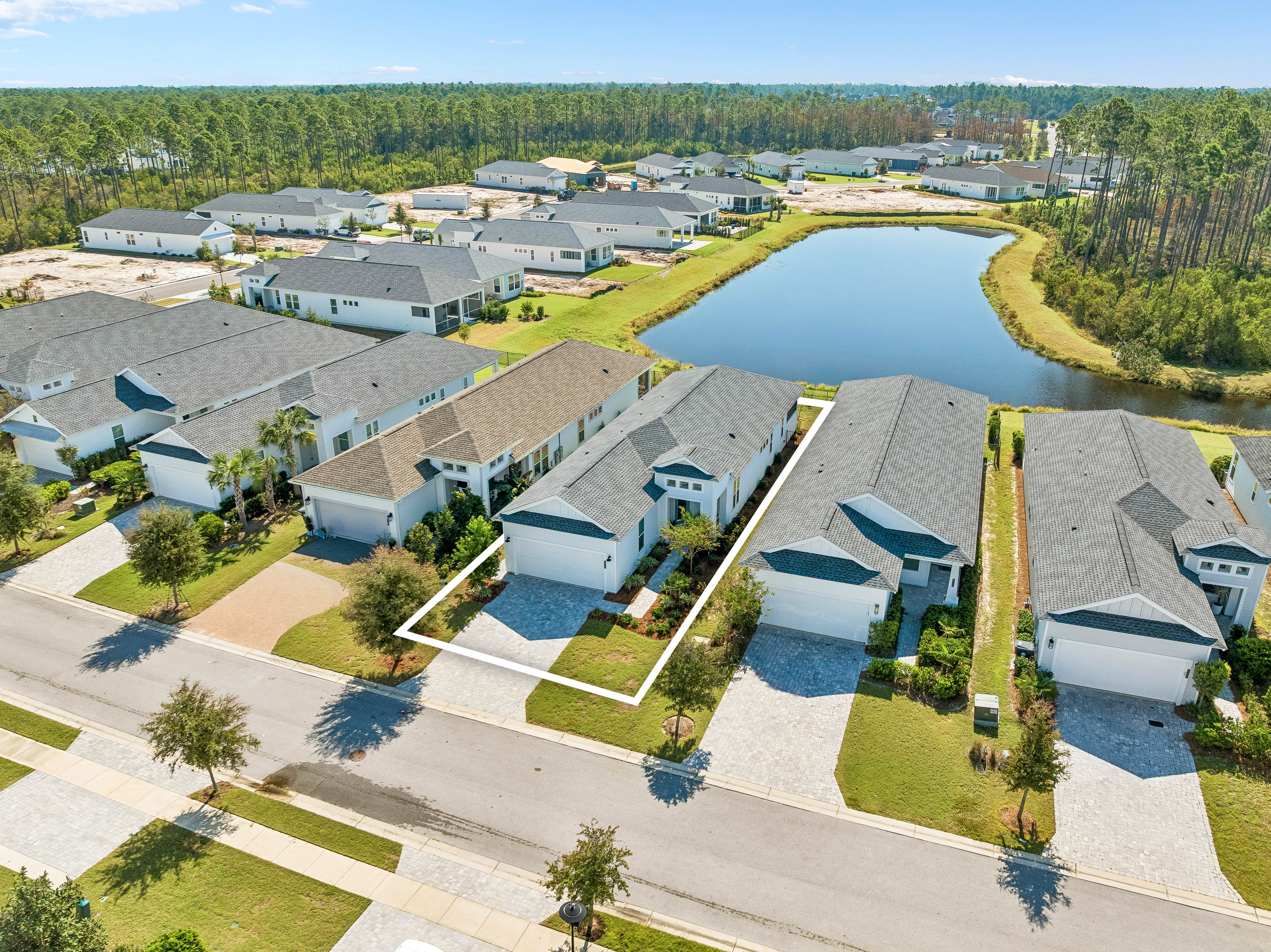  Refined Single-Level Living with Tranquil Pond Views - 物件實景