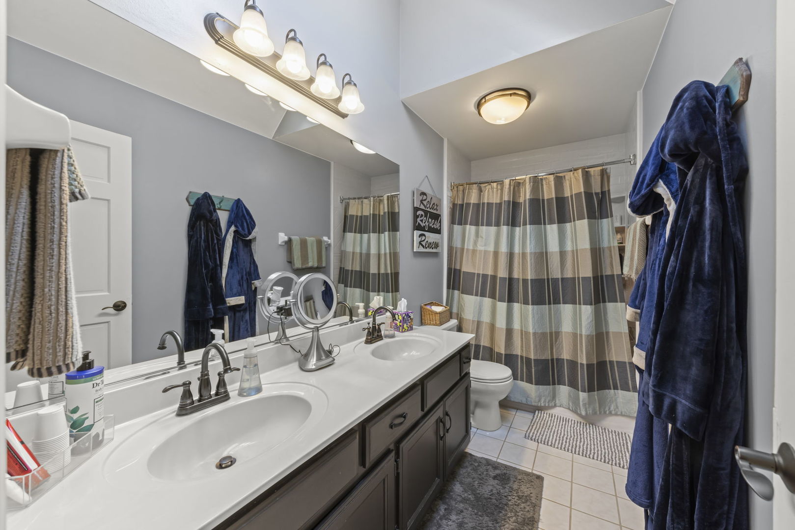 Oswego, Illinois, 60543, United States, 4 Bedrooms Bedrooms, ,3 BathroomsBathrooms,Residential,For Sale,1949228