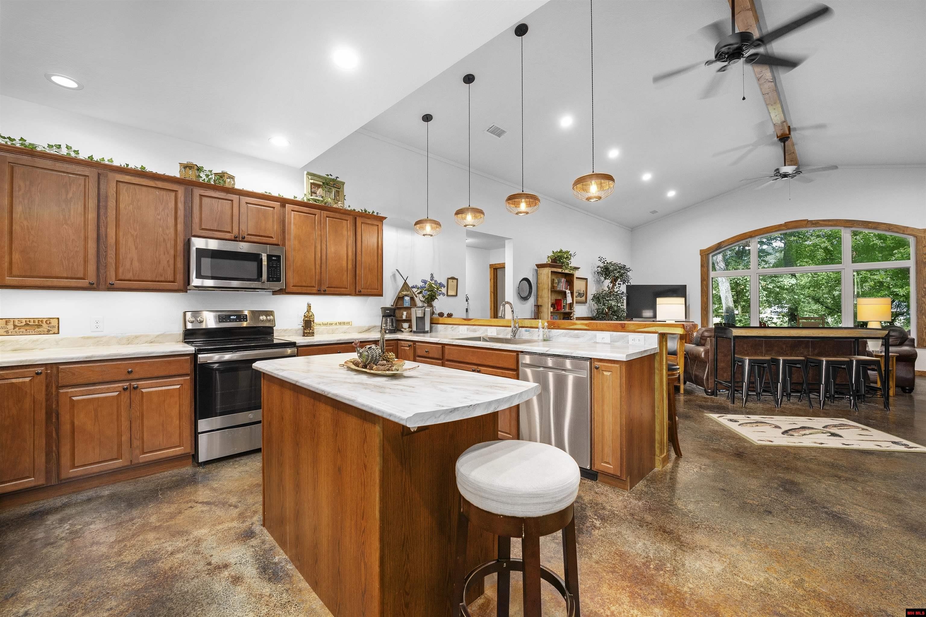Norfork, Arkansas, 72658, United States, 4 Bedrooms Bedrooms, ,4 BathroomsBathrooms,Residential,For Sale,2037345