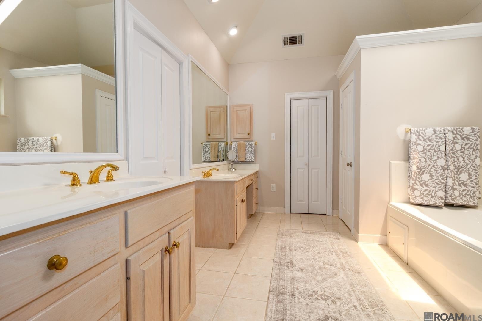 Baton Rouge, Louisiana, 70808, United States, 4 Bedrooms Bedrooms, ,3 BathroomsBathrooms,Residential,For Sale,1935637