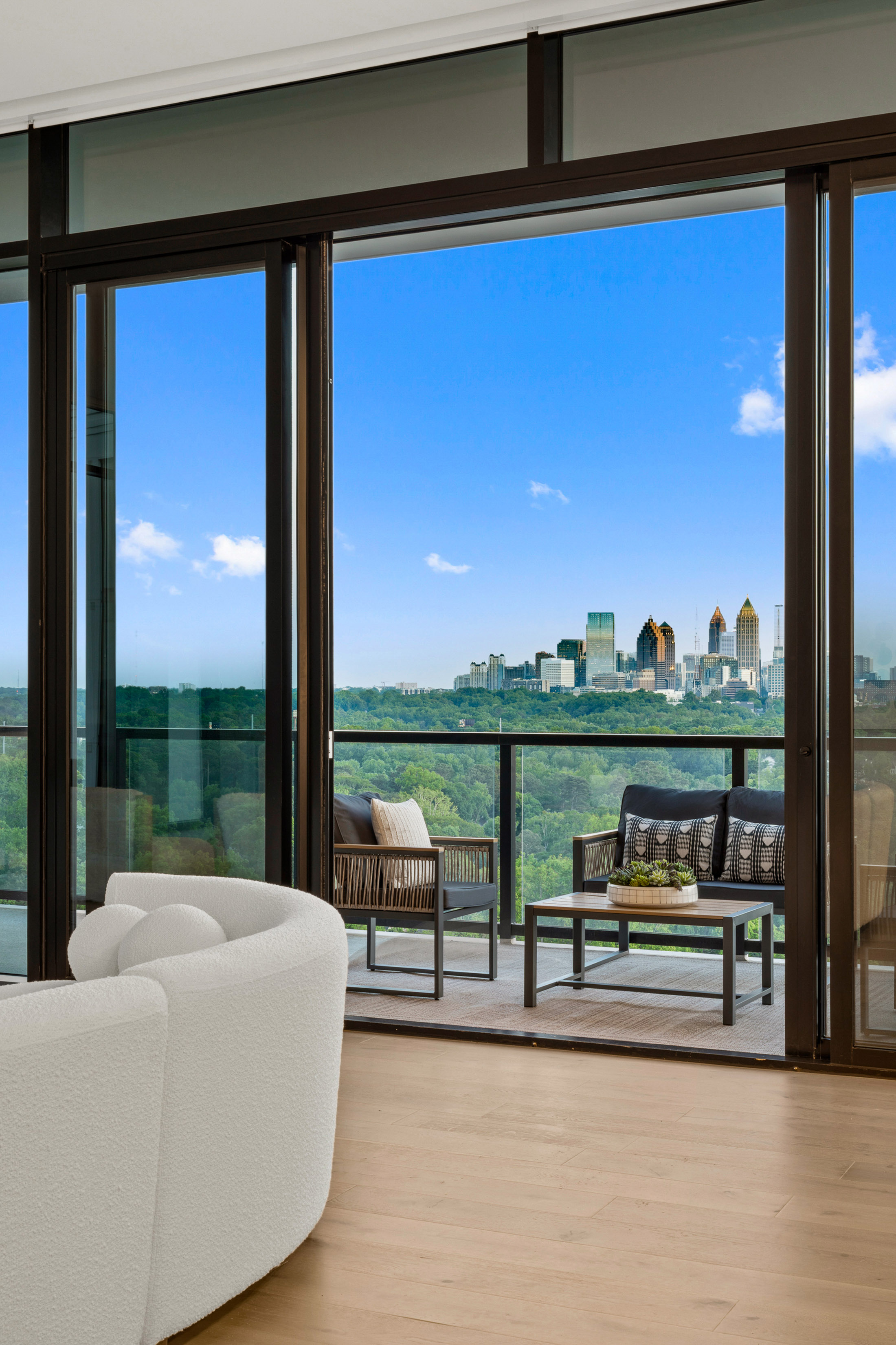  Stunning 17th Floor Corner Unit with Architectural Upgrades - 物件實景