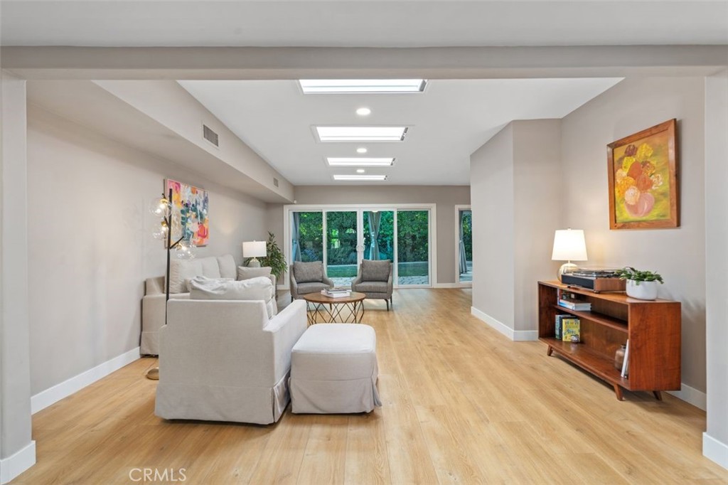 Woodland Hills, California, 91367, United States, 5 Bedrooms Bedrooms, ,3 BathroomsBathrooms,Residential,For Sale,1907450