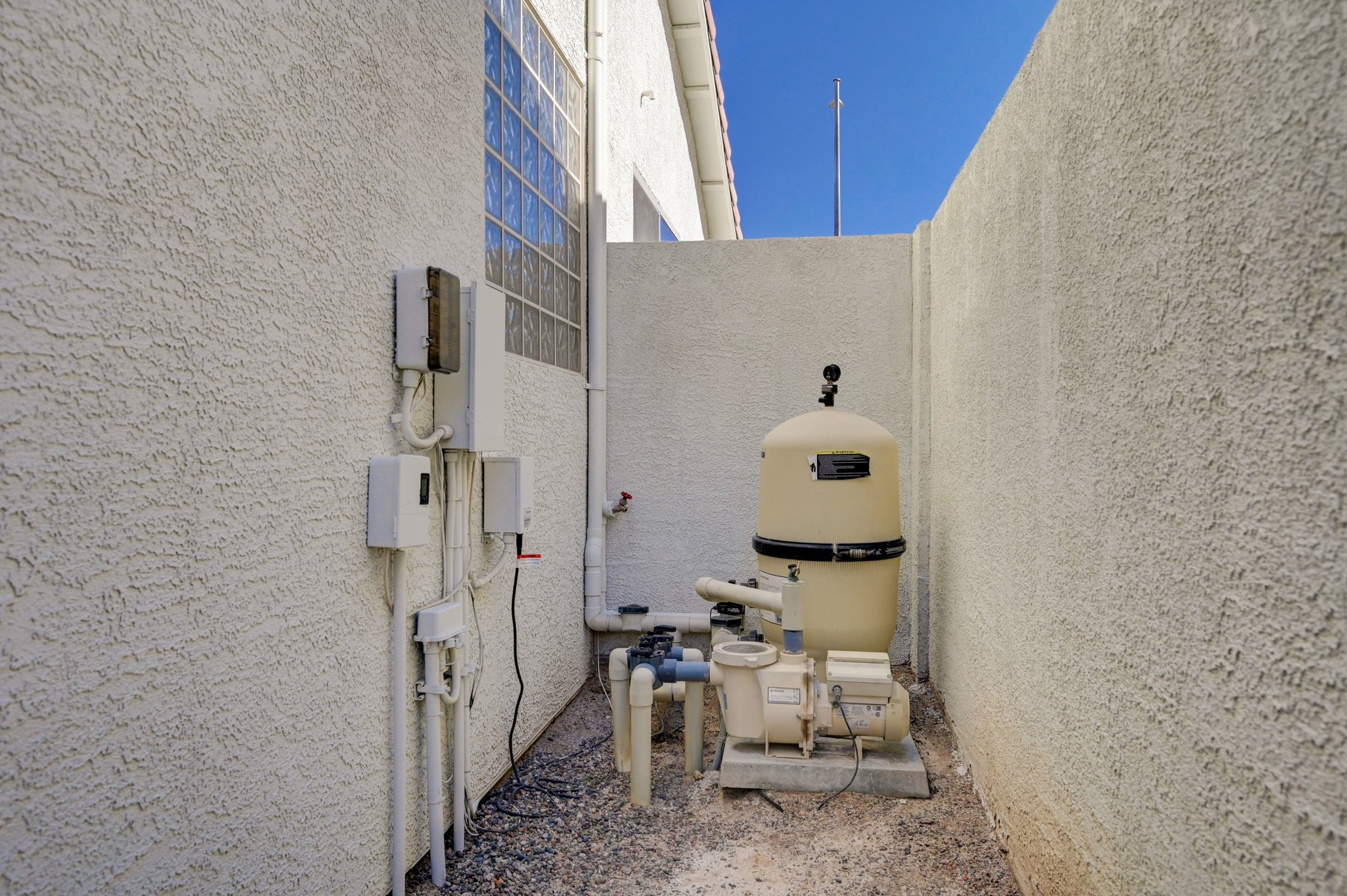  Summer Ready Single Story with Solar Heated Salt Water Pool - 物件實景