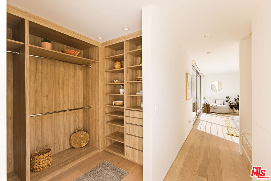 Los Angeles, California, 90046, United States, 4 Bedrooms Bedrooms, ,4 BathroomsBathrooms,Residential,For Sale,1912038