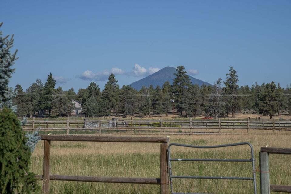 Sisters, Oregon, 97759, United States, 3 Bedrooms Bedrooms, ,3 BathroomsBathrooms,Residential,For Sale,1917351