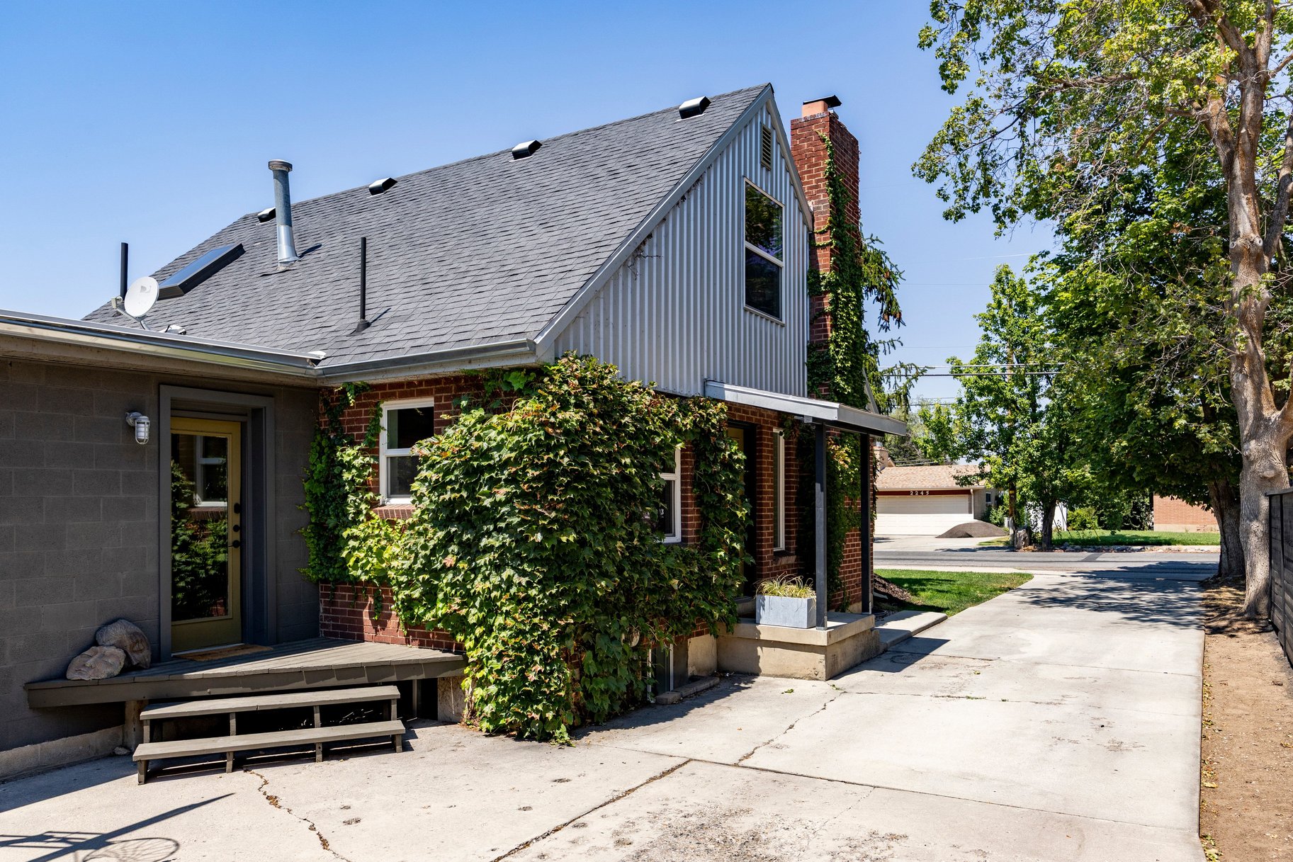 Spacious Millcreek Bungalow with Expansive Backyard & 2-Car Garage - 物件實景