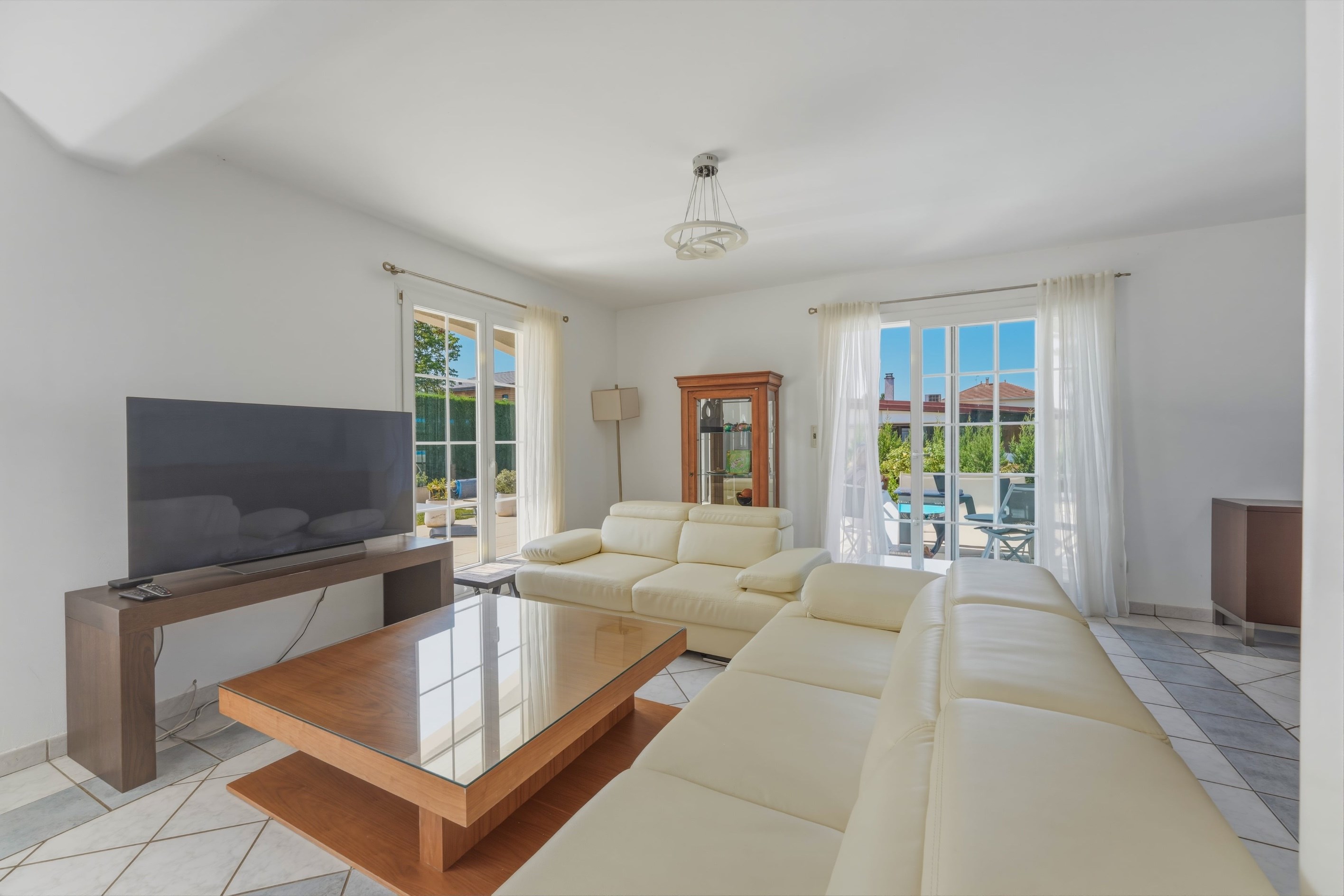  Elegant Home with Swimming Pool in a Peaceful Residential Setting - 物件實景