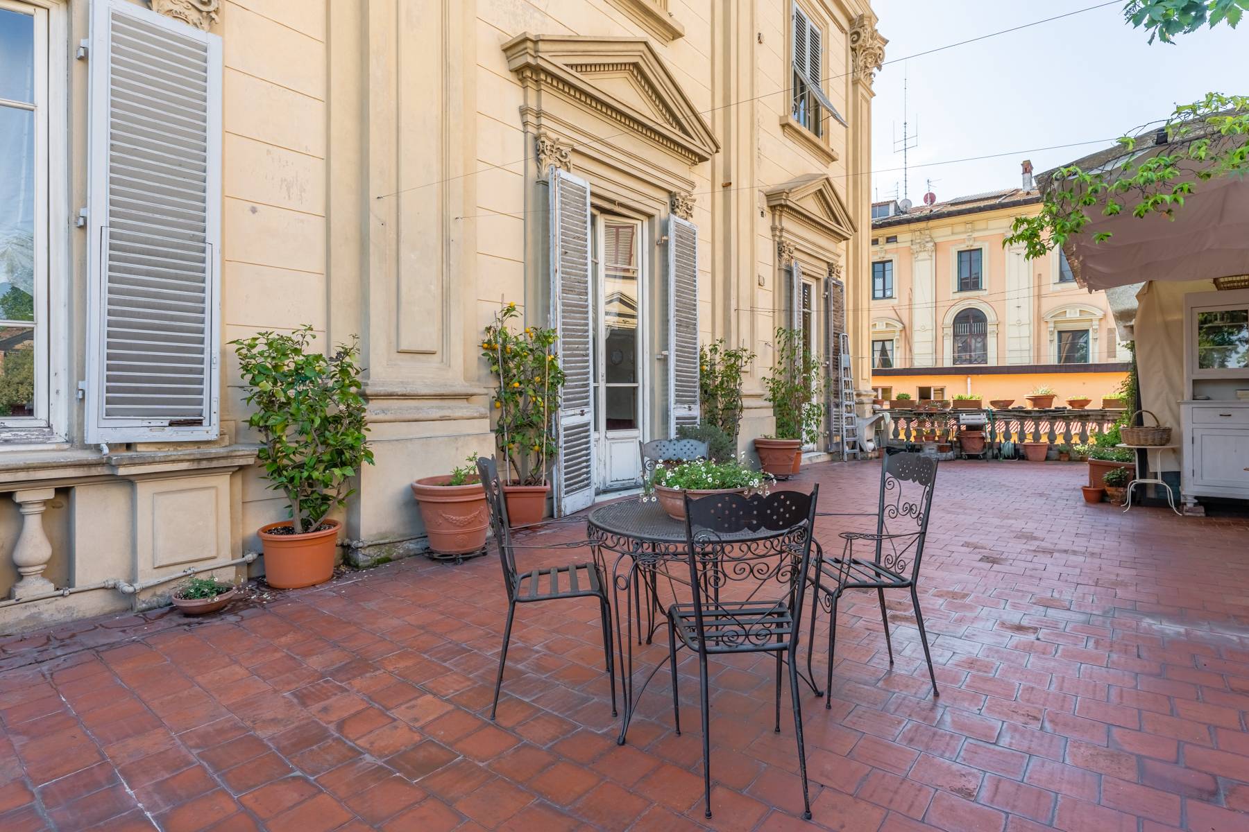 Elegant apartment with terrace in Lucca 