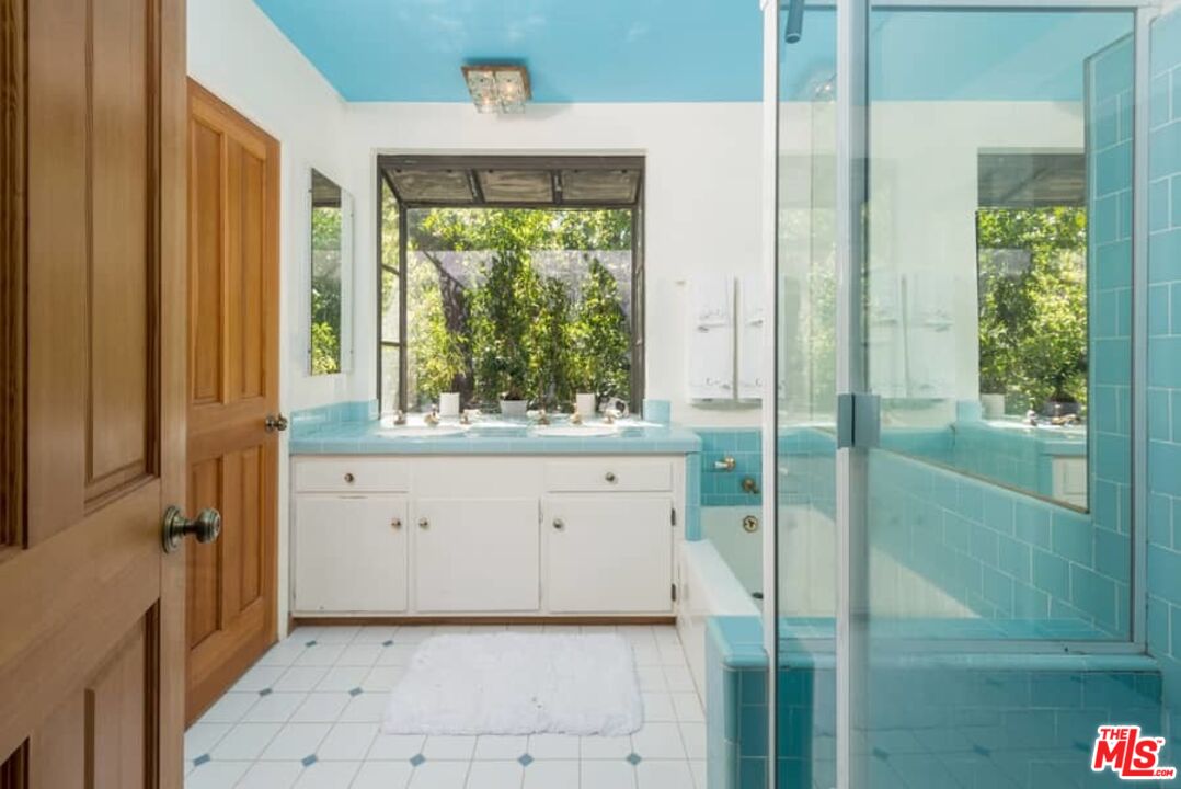 Los Angeles, California, 90049, United States, 3 Bedrooms Bedrooms, ,2 BathroomsBathrooms,Residential,For Sale,1913369
