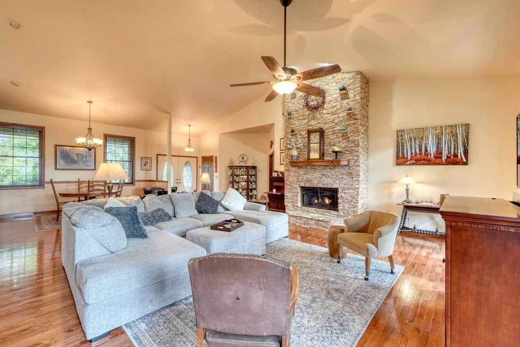 Murphy, North Carolina, 28906, United States, 3 Bedrooms Bedrooms, ,2 BathroomsBathrooms,Residential,For Sale,1926977