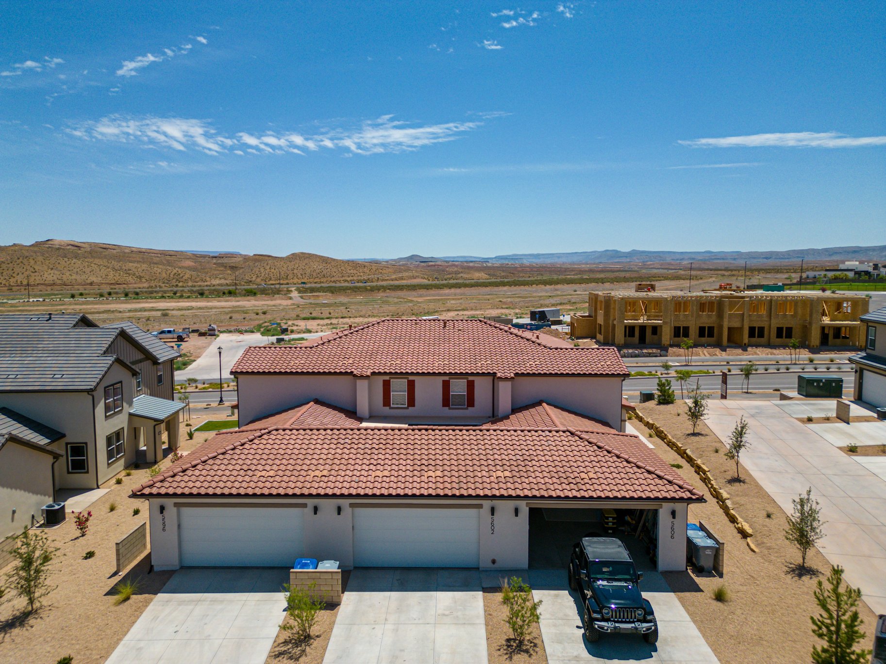  Move-in ready. Desert Color - Furnished 3 bed townhome - 物件實景