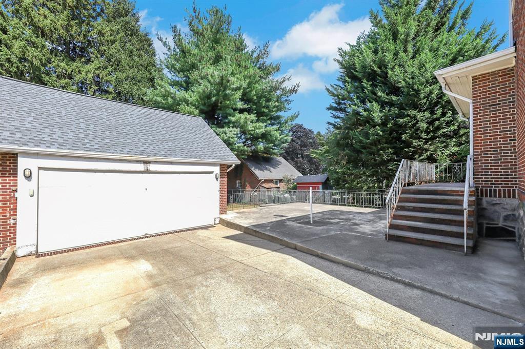 Leonia, New Jersey, 07605, United States, 5 Bedrooms Bedrooms, ,4 BathroomsBathrooms,Residential,For Sale,1934270