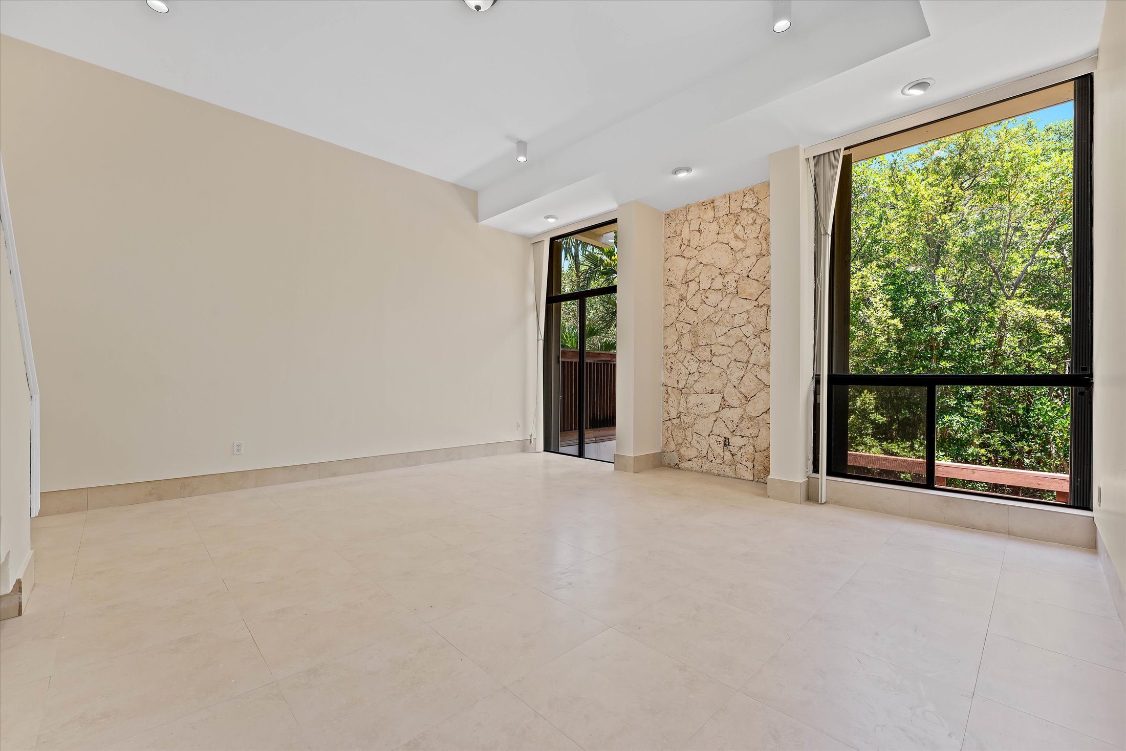  2525 NE 135th St, North Miami, FL, 33181 - 物件實景