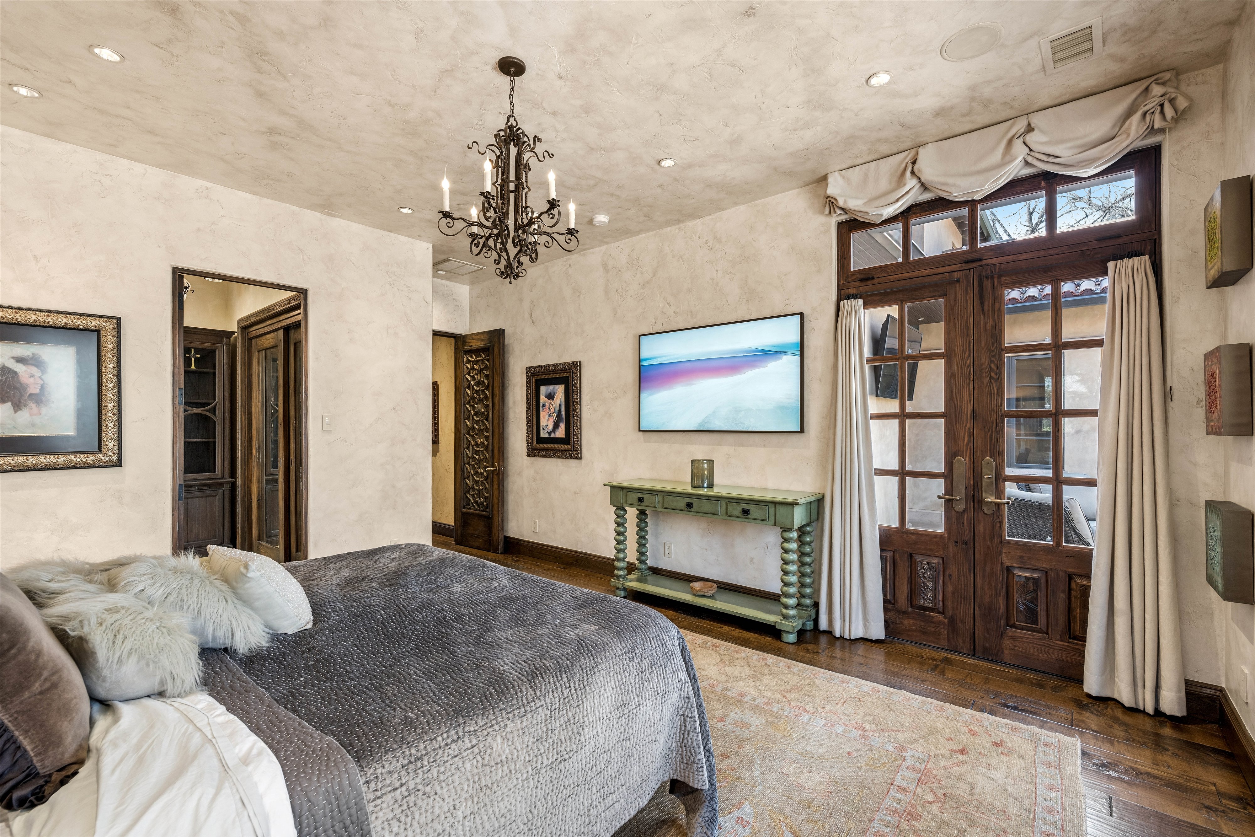  Rare Spanish Colonial Revival Home in One of Observatory Park - 物件實景