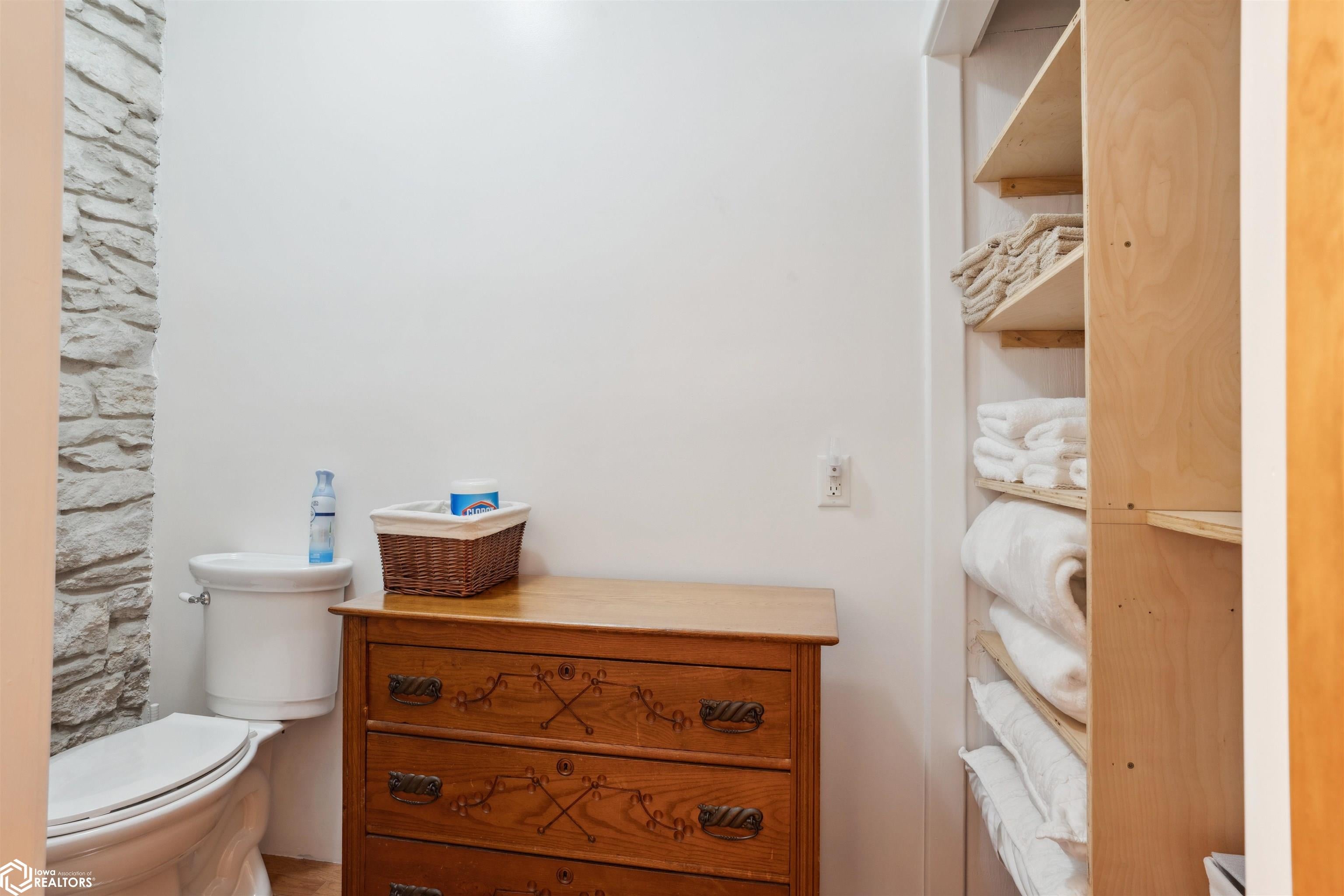 Dallas City, Illinois, 62330, United States, 8 Bedrooms Bedrooms, ,7 BathroomsBathrooms,Residential,For Sale,1980104