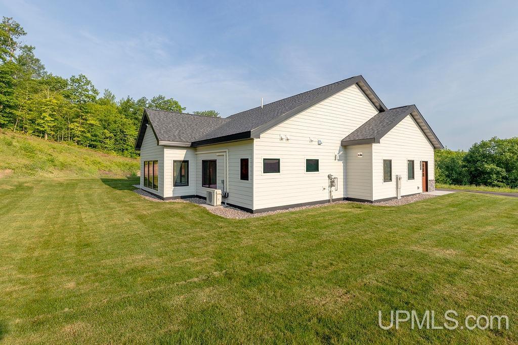 Houghton, Michigan, 49931, United States, 3 Bedrooms Bedrooms, ,3 BathroomsBathrooms,Residential,For Sale,1826025