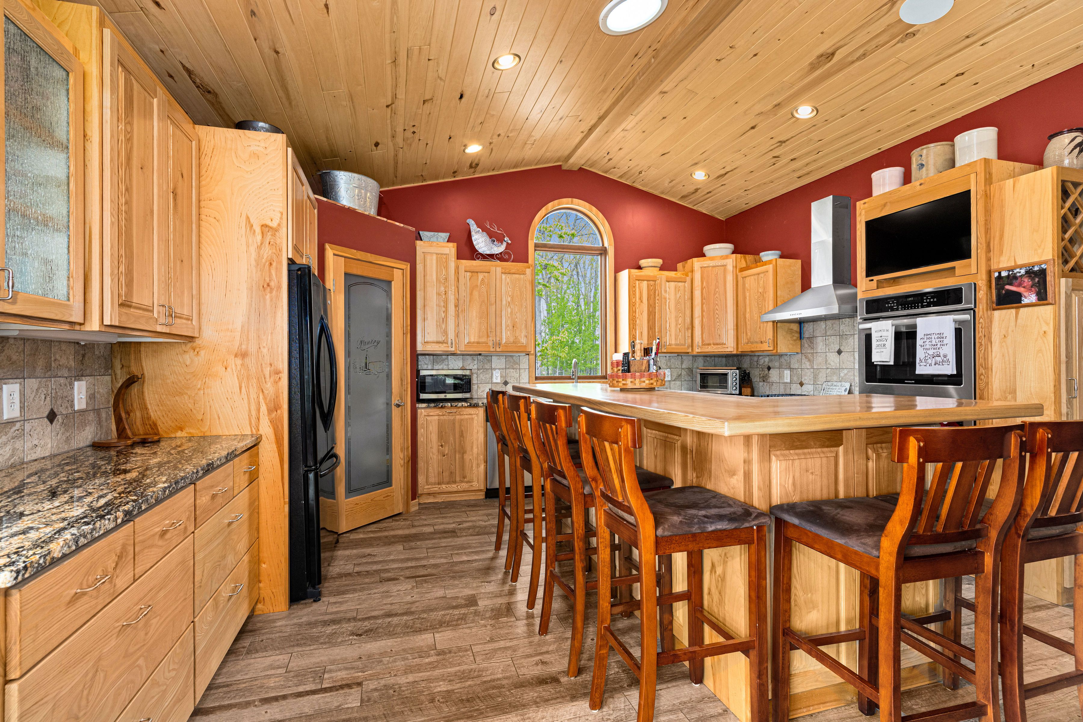  Luxury Woodland Retreat with Custom Craftsmanship and Treehouse Escape - 物件實景