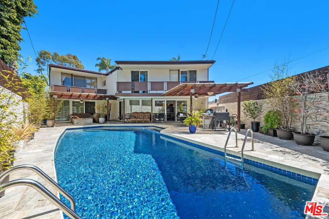 Los Angeles, California, 90056, United States, 5 Bedrooms Bedrooms, ,5 BathroomsBathrooms,Residential,For Sale,1918507