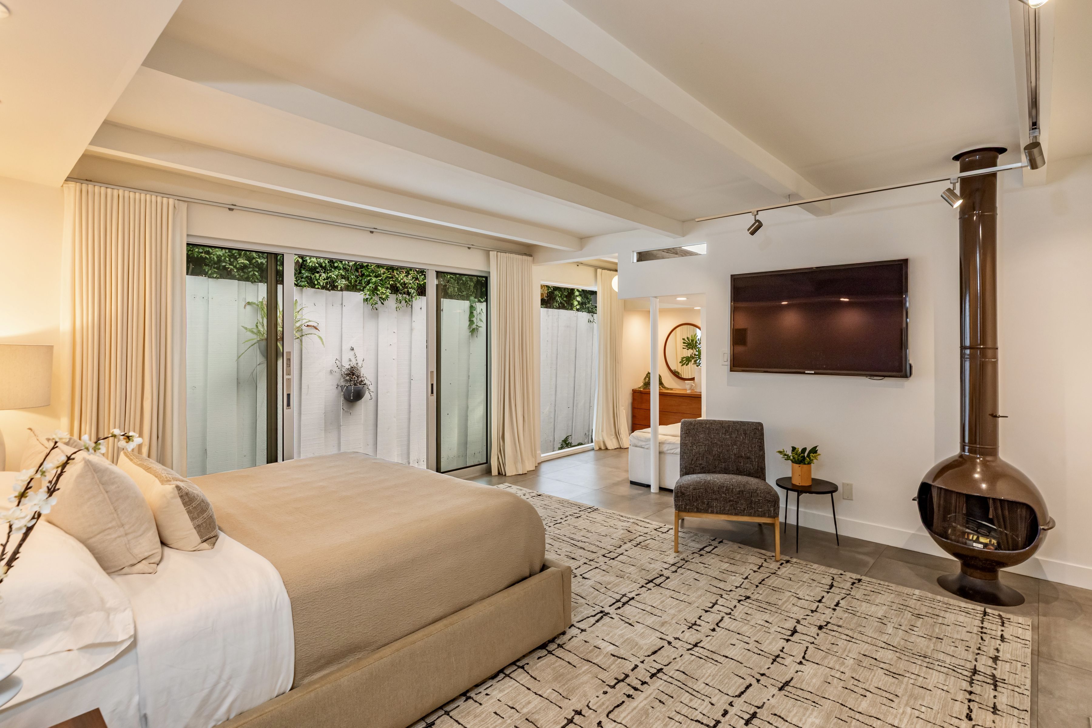  586 Lorna Lane - 物件實景