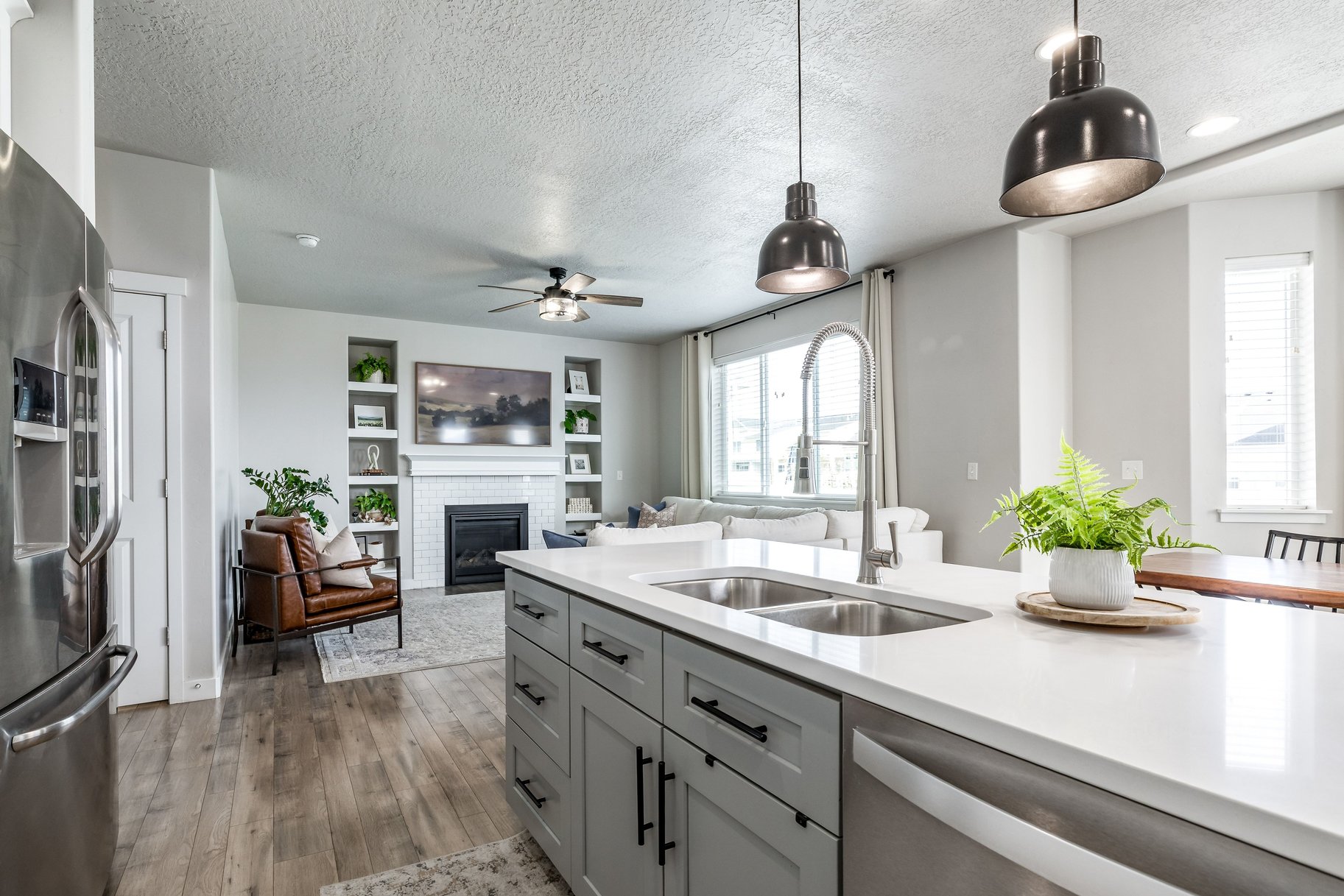  Bright Luxury 5-Bed Home w/ Office, Loft, Finished Basement & Views - 物件實景