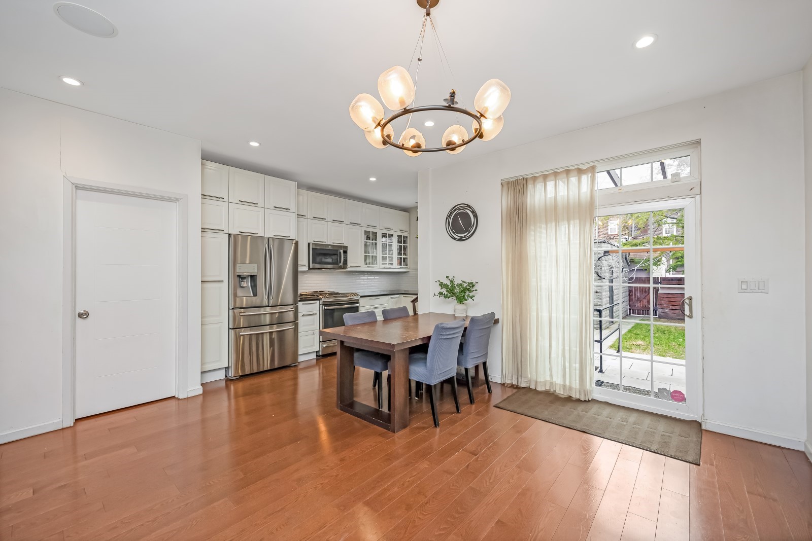 Middle Village, New York, 11379, United States, 3 Bedrooms Bedrooms, ,2 BathroomsBathrooms,Residential,For Sale,2001755