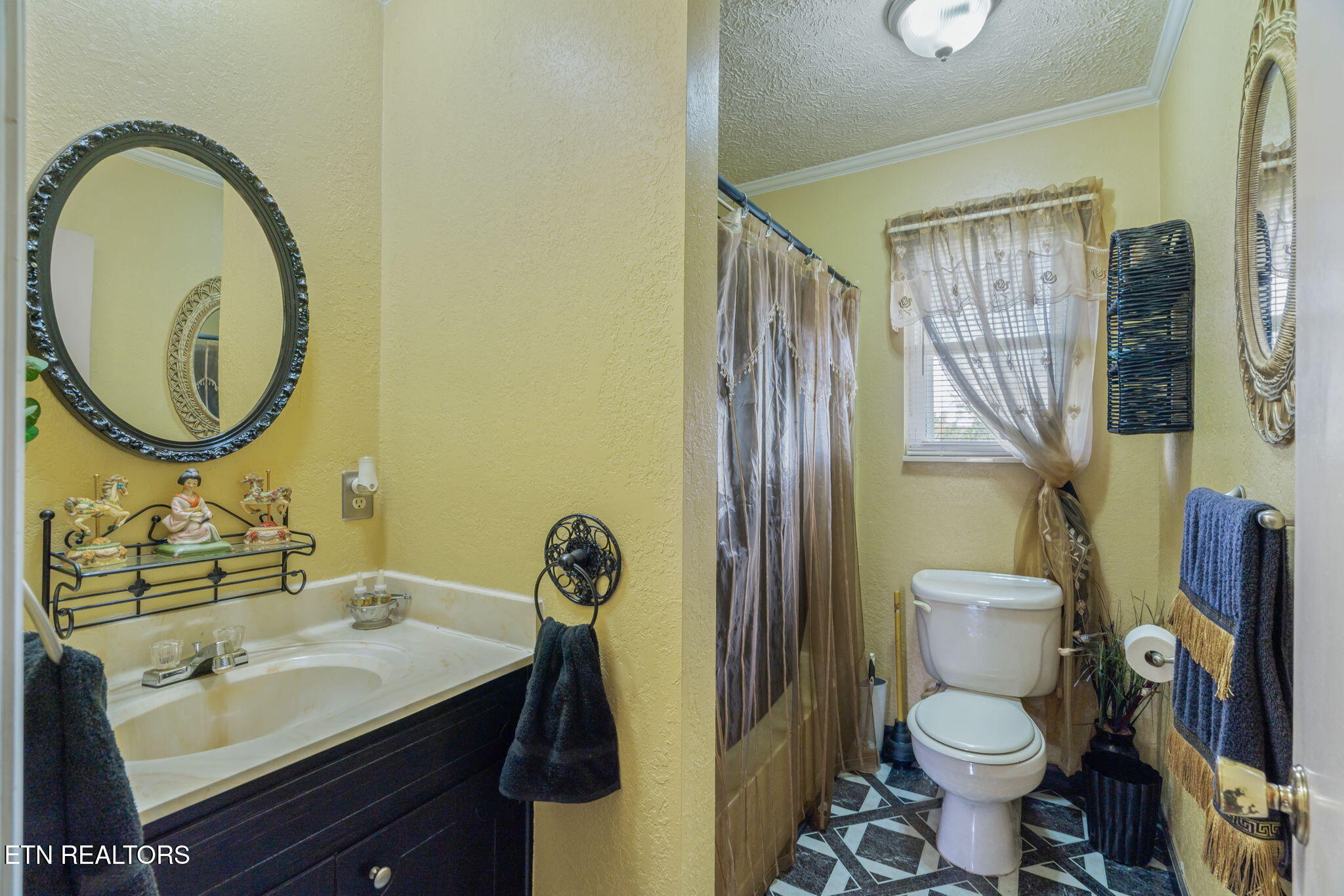Kingston, Tennessee, 37763, United States, 3 Bedrooms Bedrooms, ,2 BathroomsBathrooms,Residential,For Sale,1891153